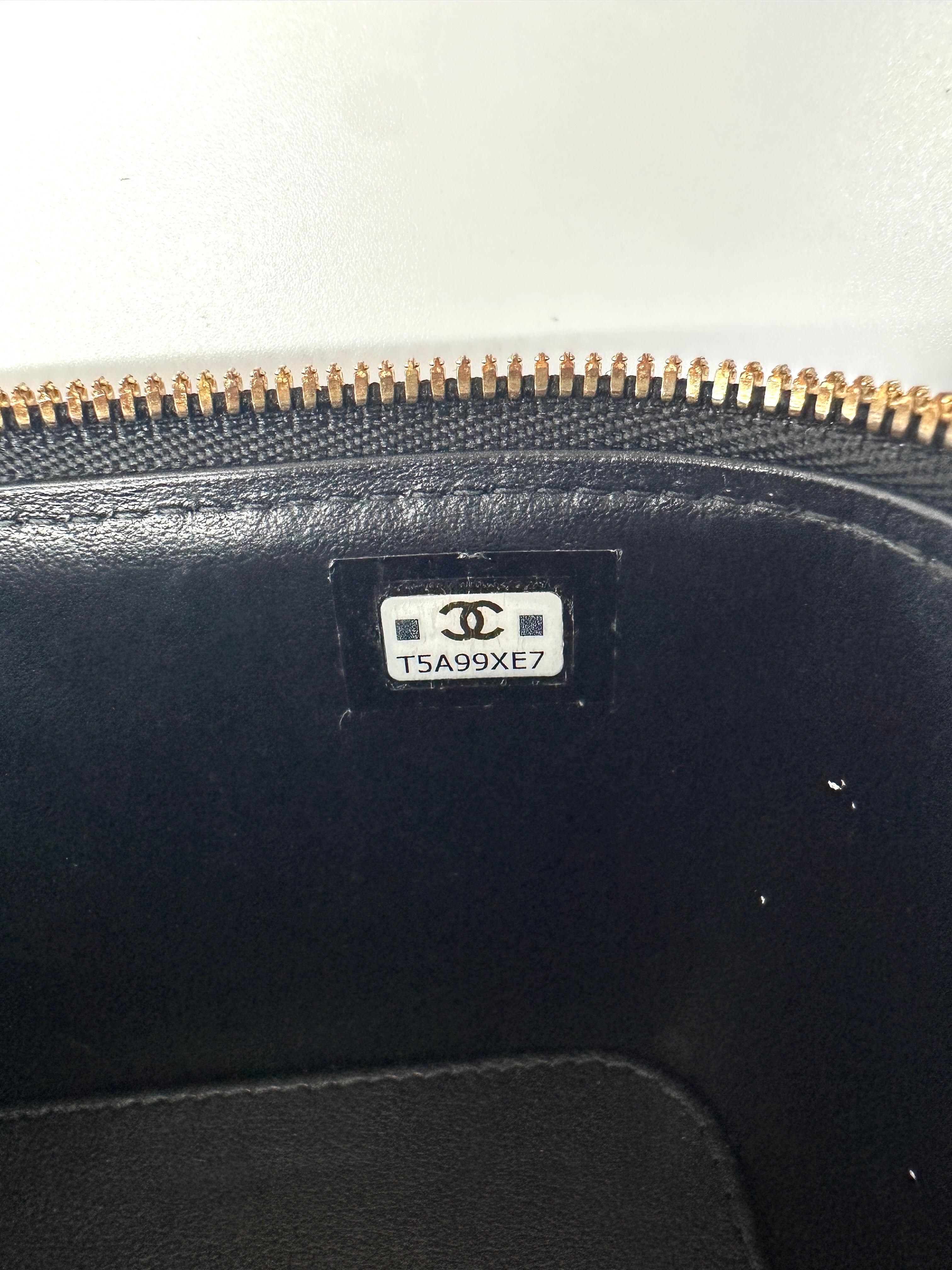 Chanel 23P Black Quilted Leather Chain Vanity Case(T5***E7) CC1521