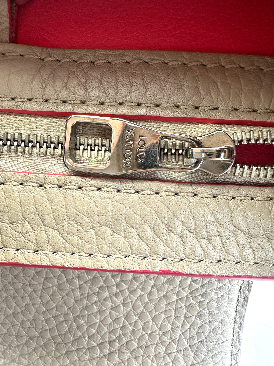 Louis Vuitton Capucines White Leather Top Handle Bag LV2139