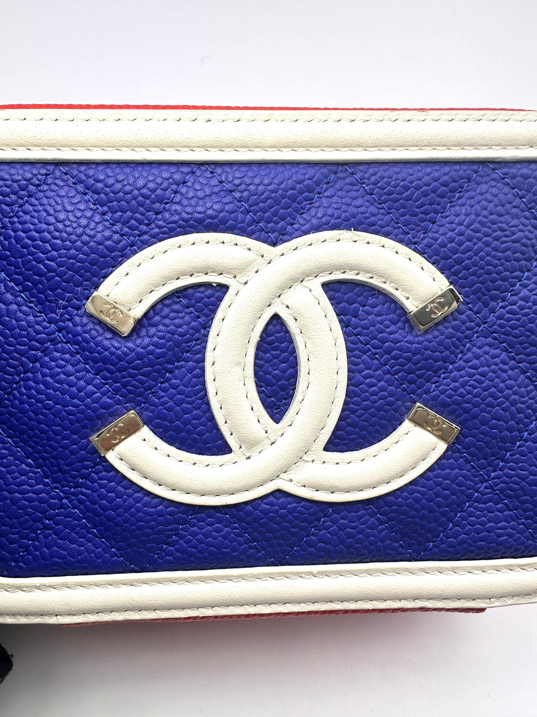 Chanel White/Blue Quilted Leather Small Size Vanity Case(26***36) CC1549