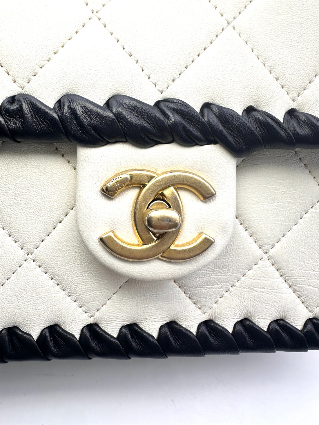 Chanel 22C White Quilted Leather Flap Bag With Black Braided(HA***8L) IRIS075