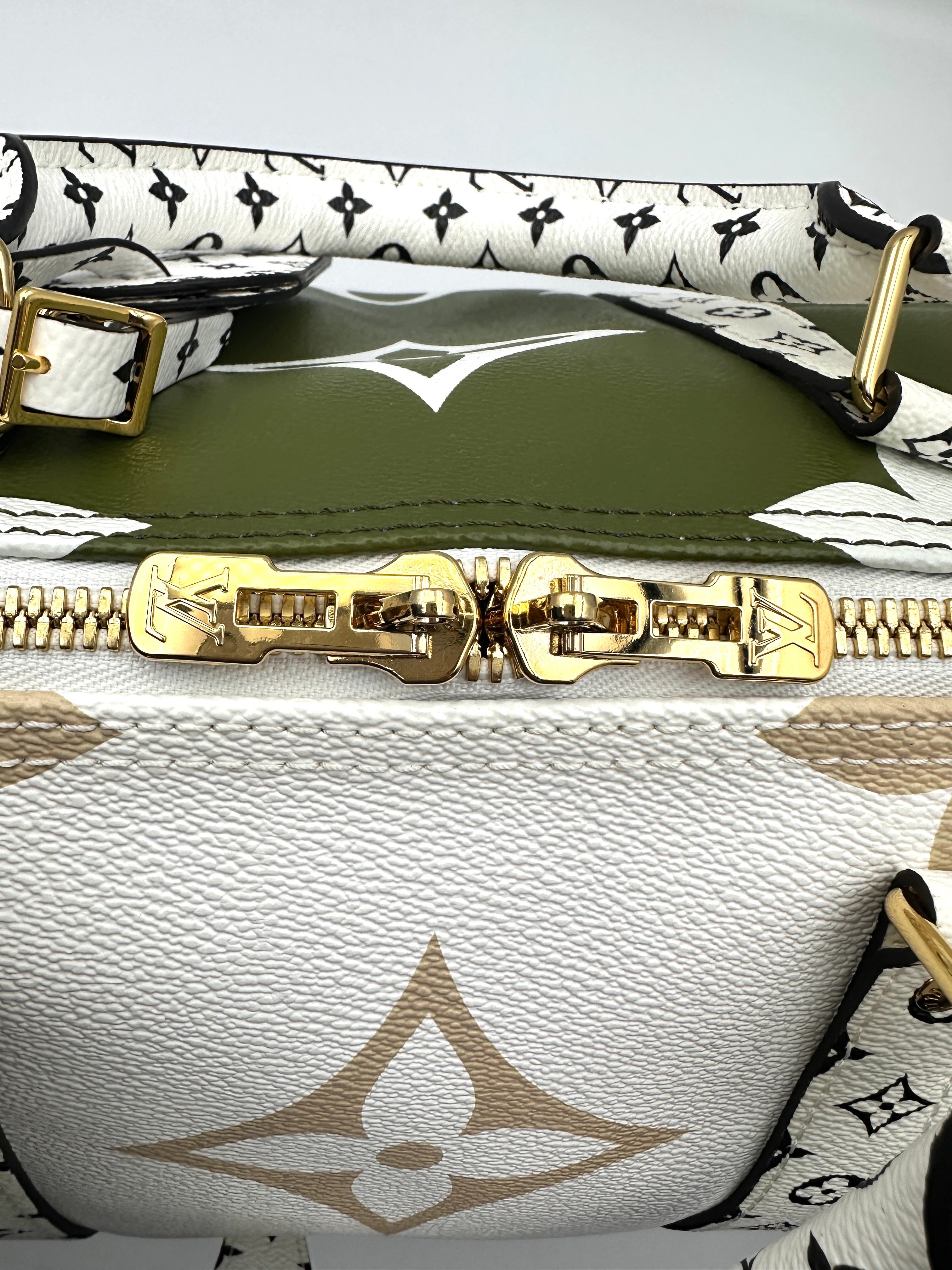 Louis Vuitton Summer 2019 Keepall50 Green/White Giant Monogram Leather Handle Bag IRIS078
