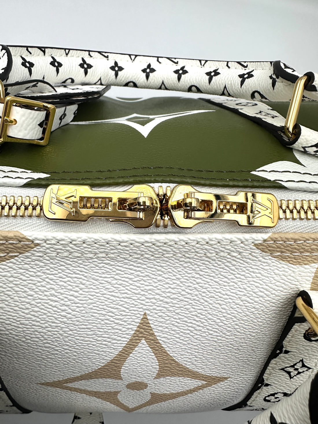 Louis Vuitton Summer 2019 Keepall50 Green/White Giant Monogram Leather Handle Bag IRIS078