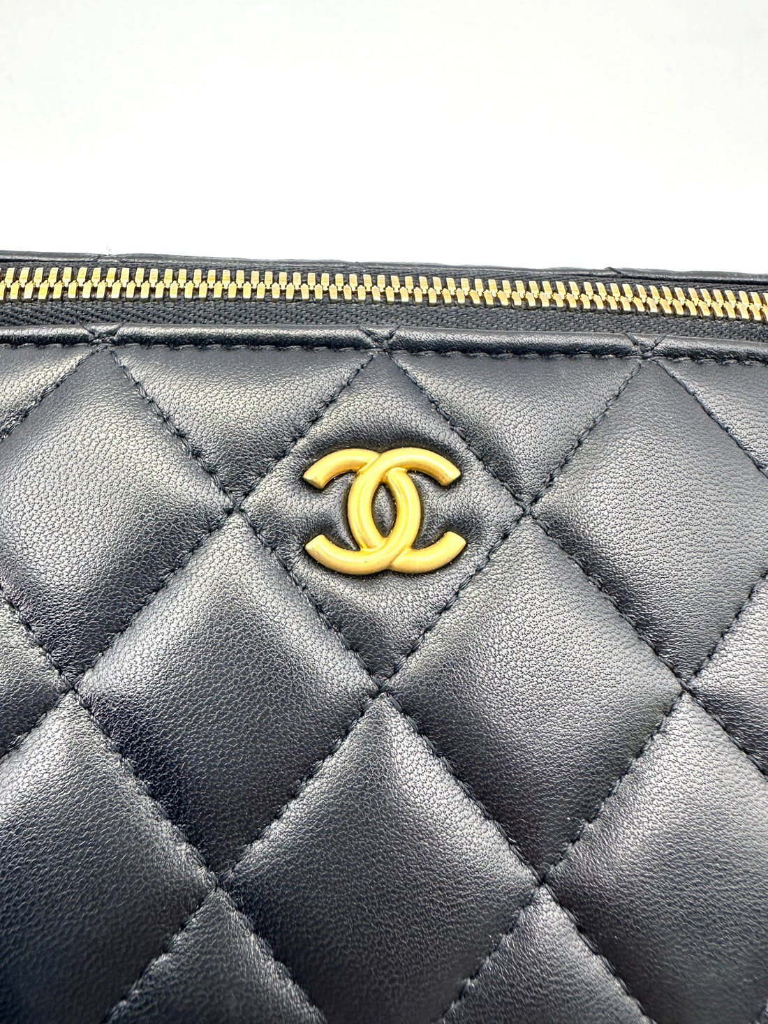 Chanel Black Quilted Leather Vanity Case With Gold Charms Chain(K8***N4) IRIS082