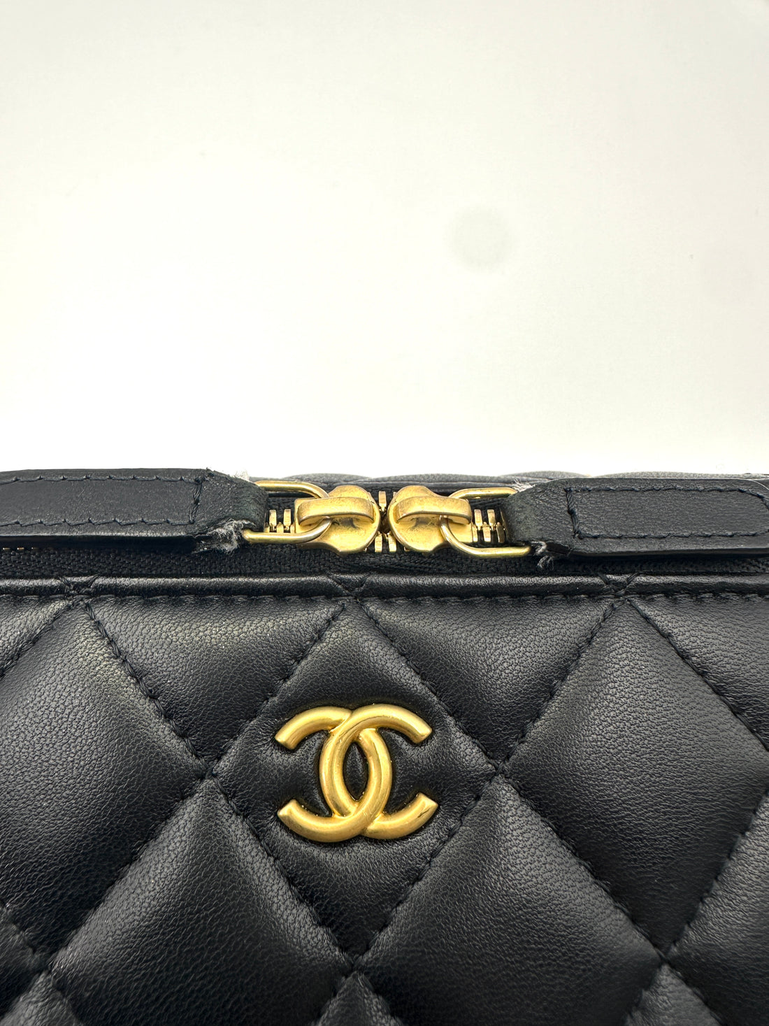 Chanel Black Quilted Leather Vanity Case With Gold Charms Chain(K8***N4) IRIS082