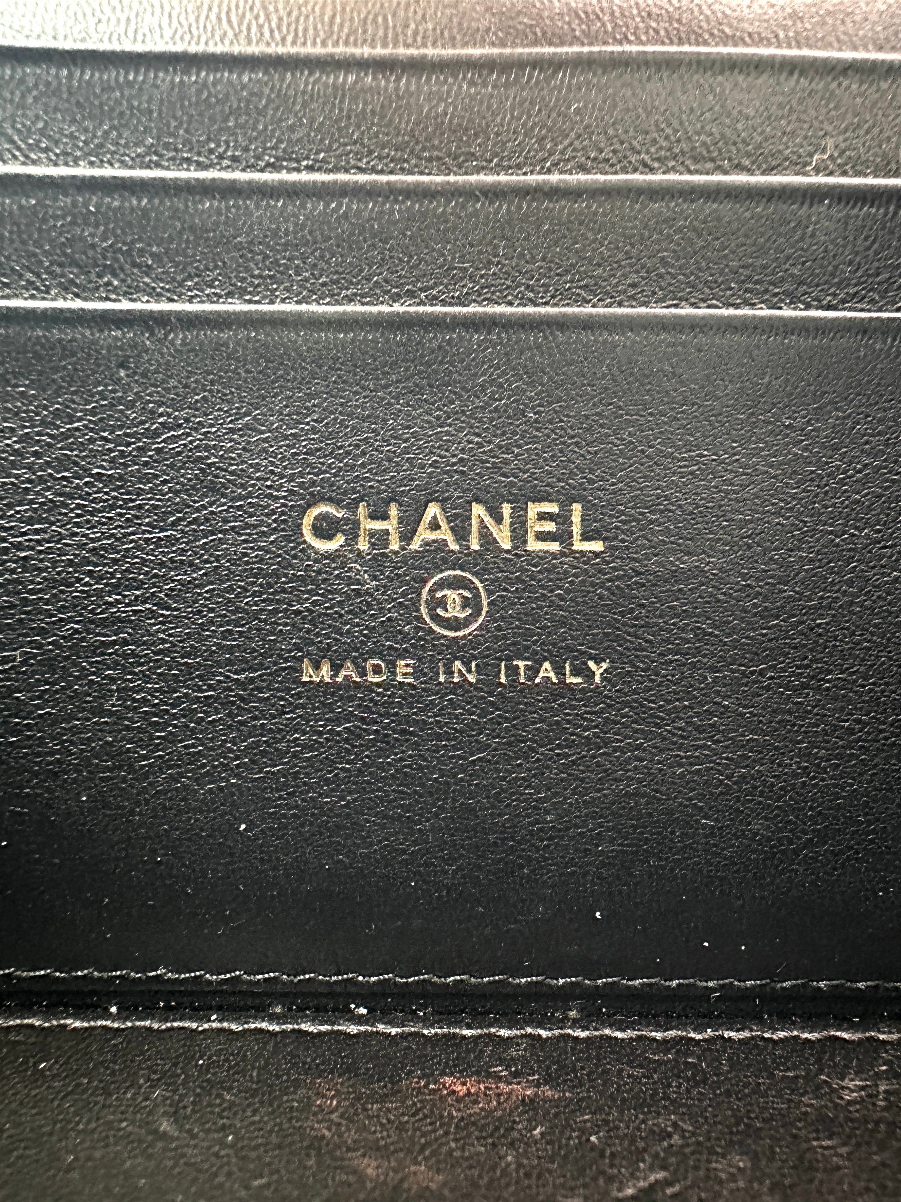 Chanel Black Quilted Leather Vanity Case With Gold Charms Chain(K8***N4) IRIS082