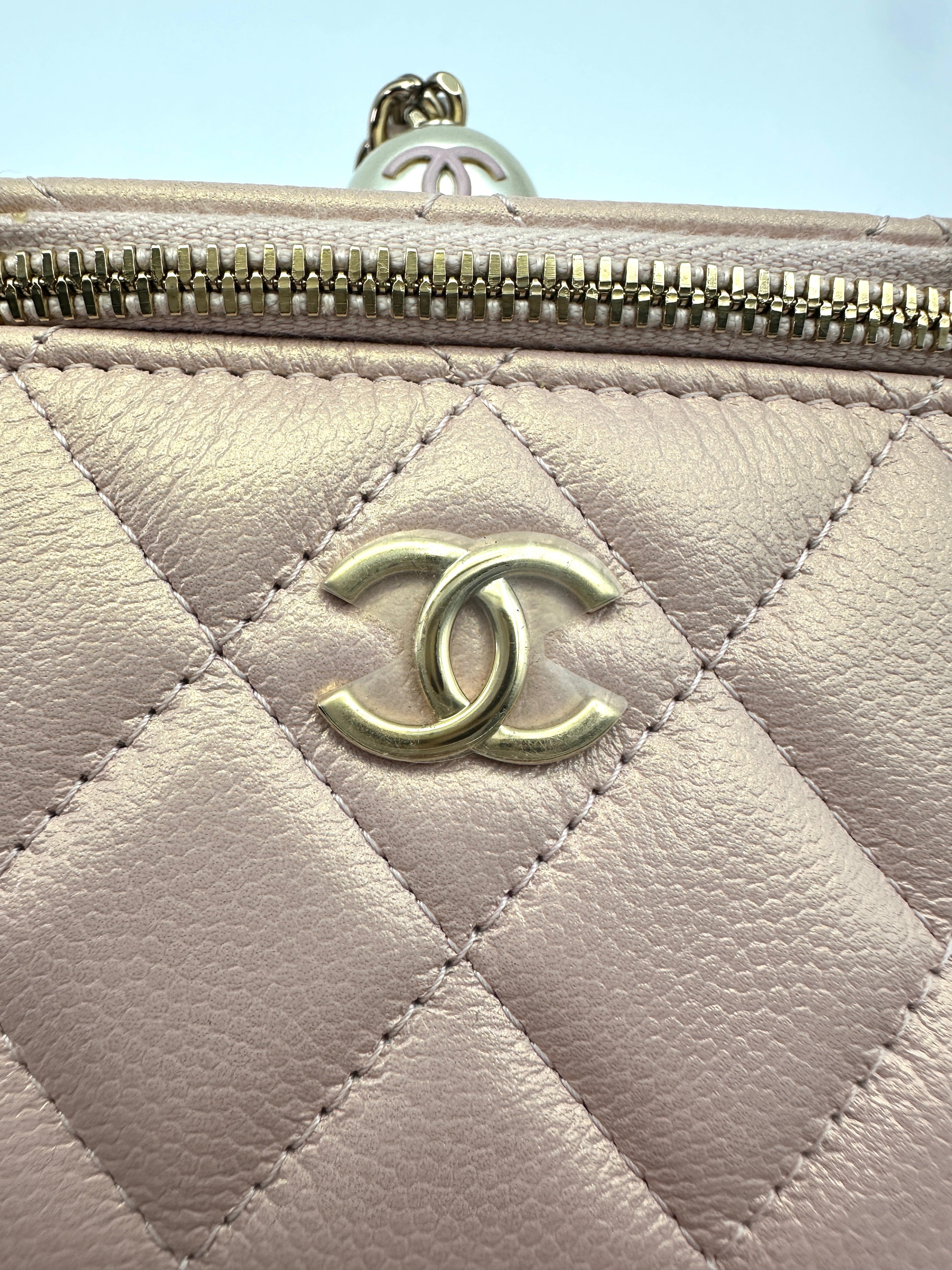 Chanel Pink Quilted Leather Vanity Case With Pearl Crush Adjustable Strap Ball(31***52) CC1579