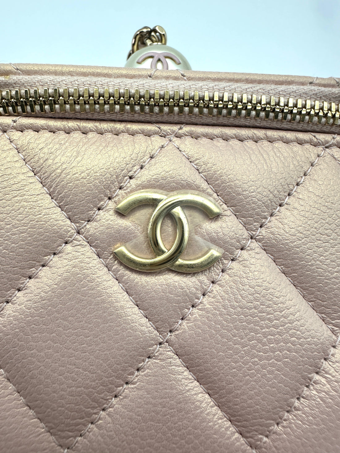 Chanel Pink Quilted Leather Vanity Case With Pearl Crush Adjustable Strap Ball(31***52) CC1579