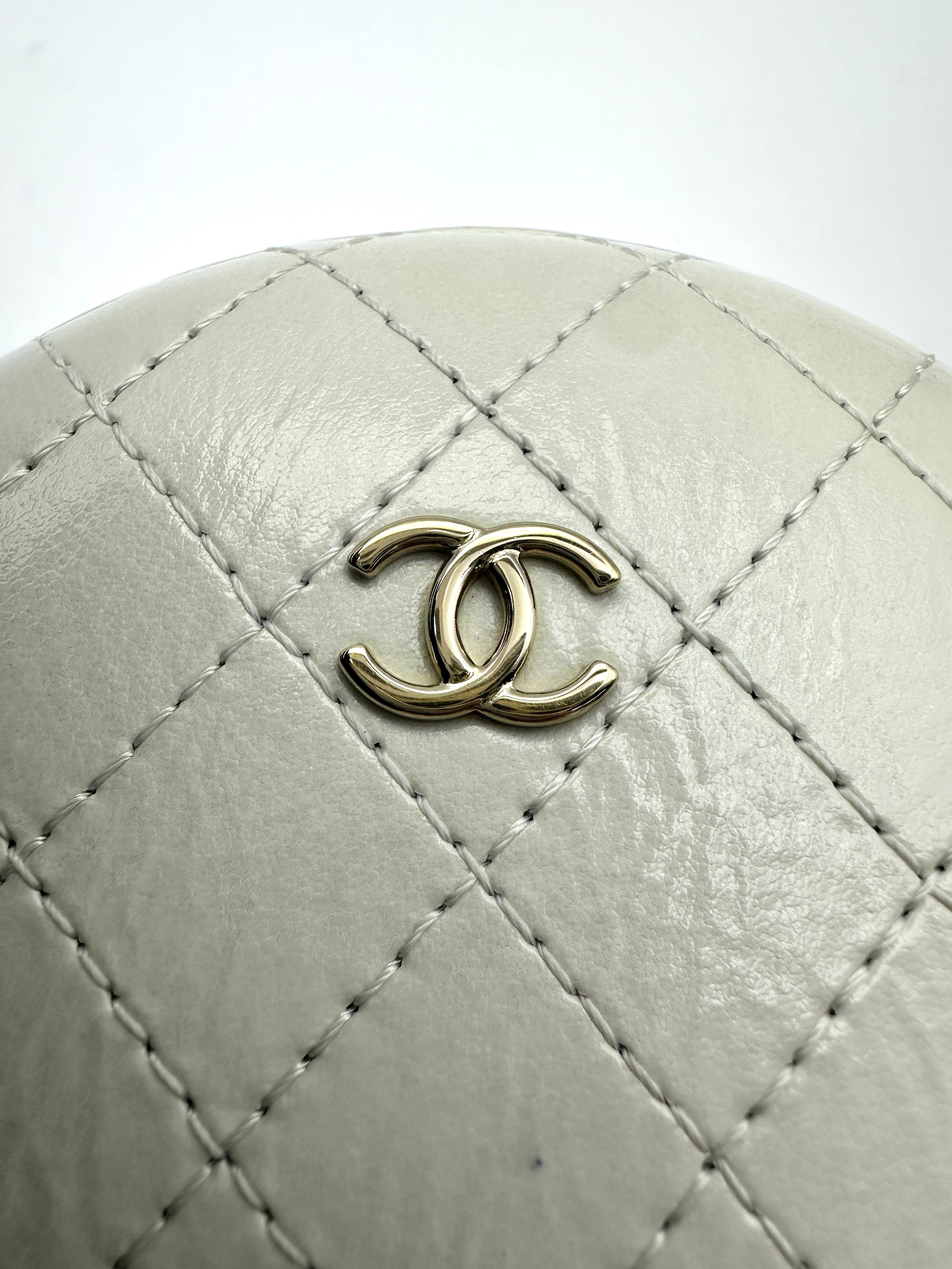 Chanel White Quilted Leather Round Clutch With Chain(27***63) CC1581