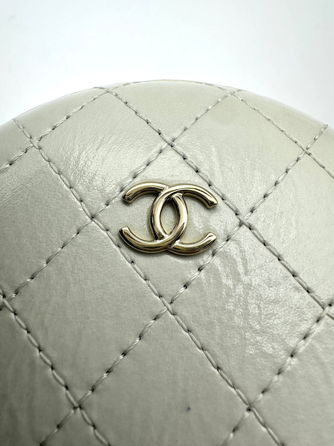 Chanel White Quilted Leather Round Clutch With Chain(27***63) CC1581