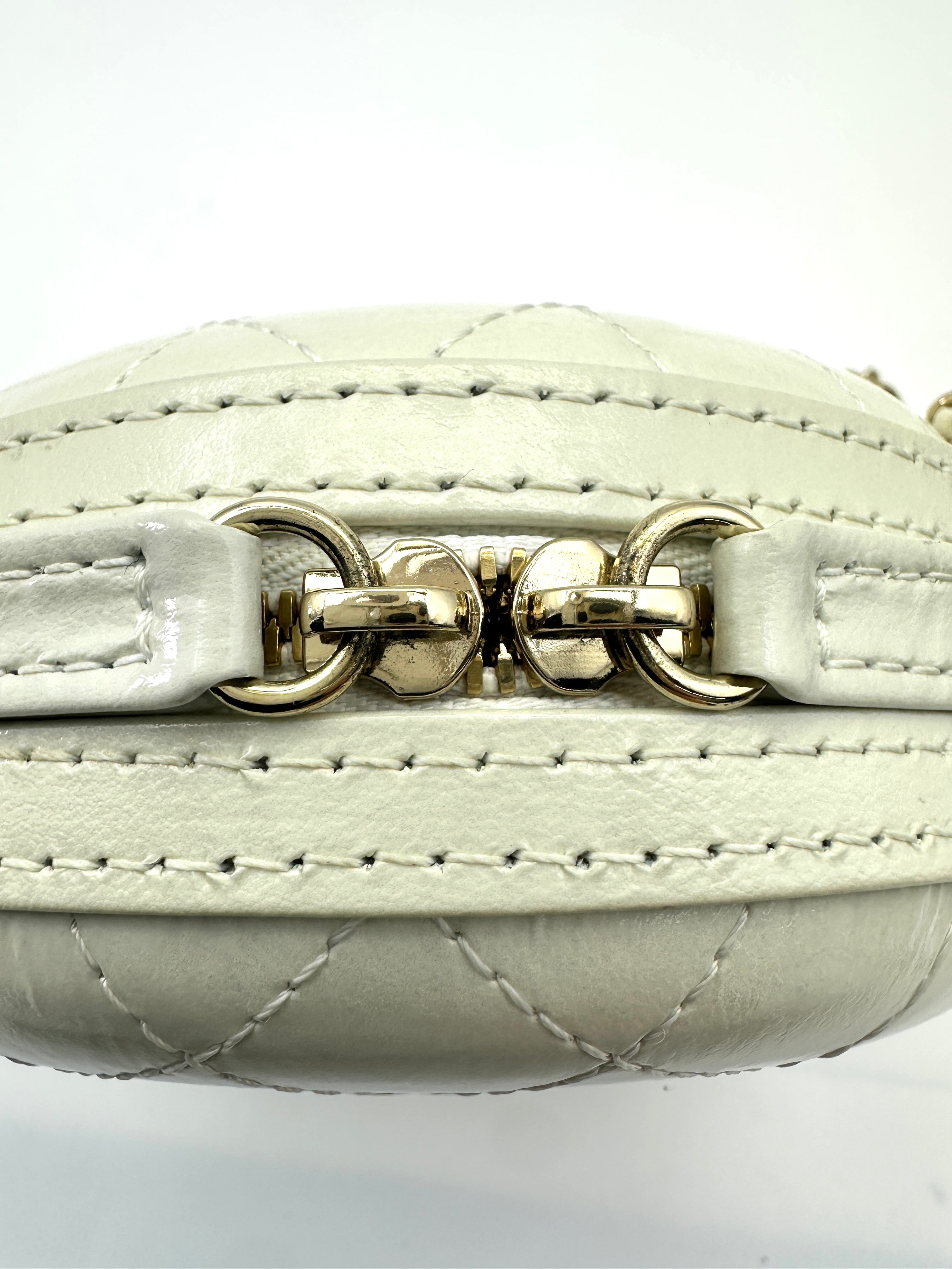 Chanel White Quilted Leather Round Clutch With Chain(27***63) CC1581