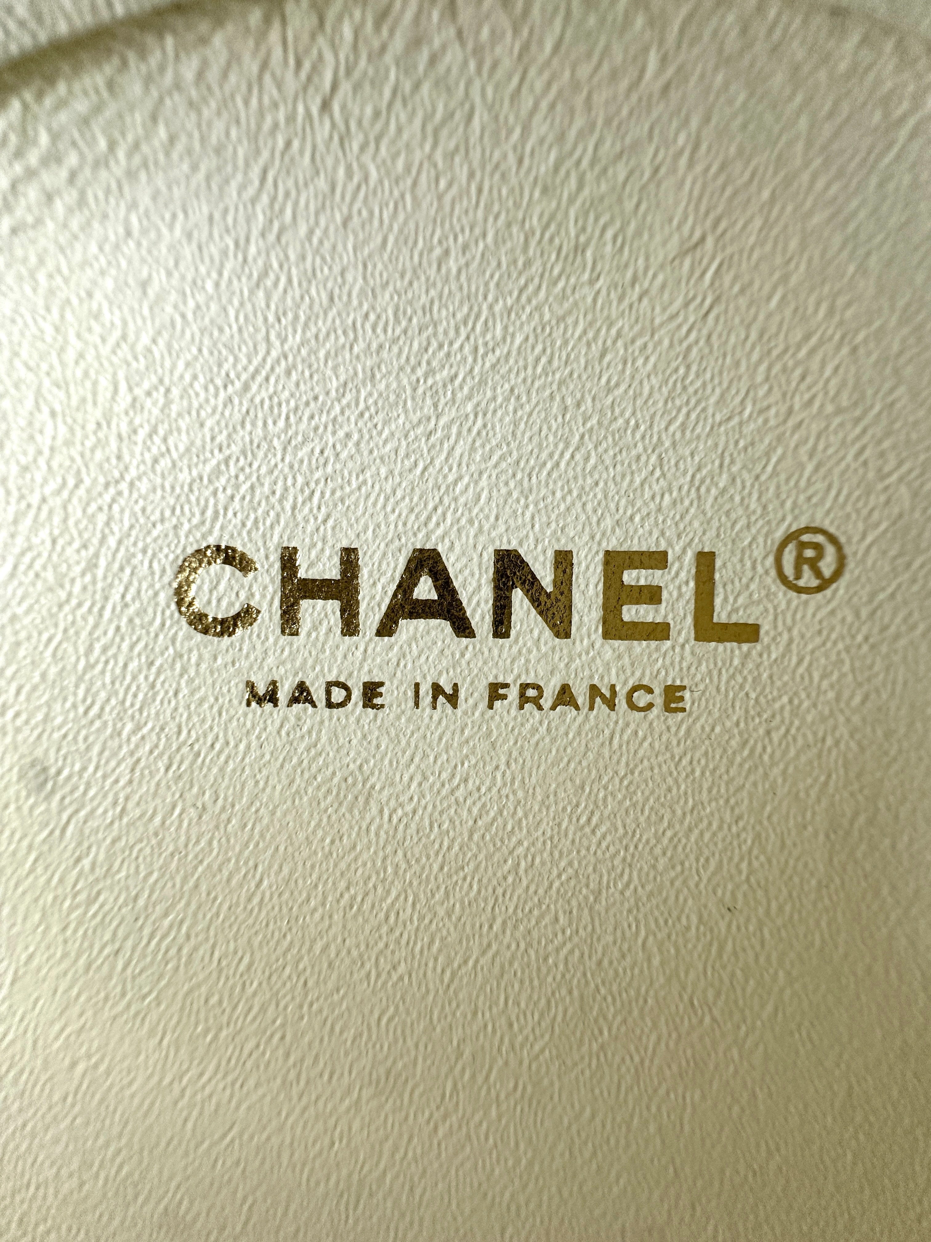Chanel White Quilted Leather Round Clutch With Chain(27***63) CC1581