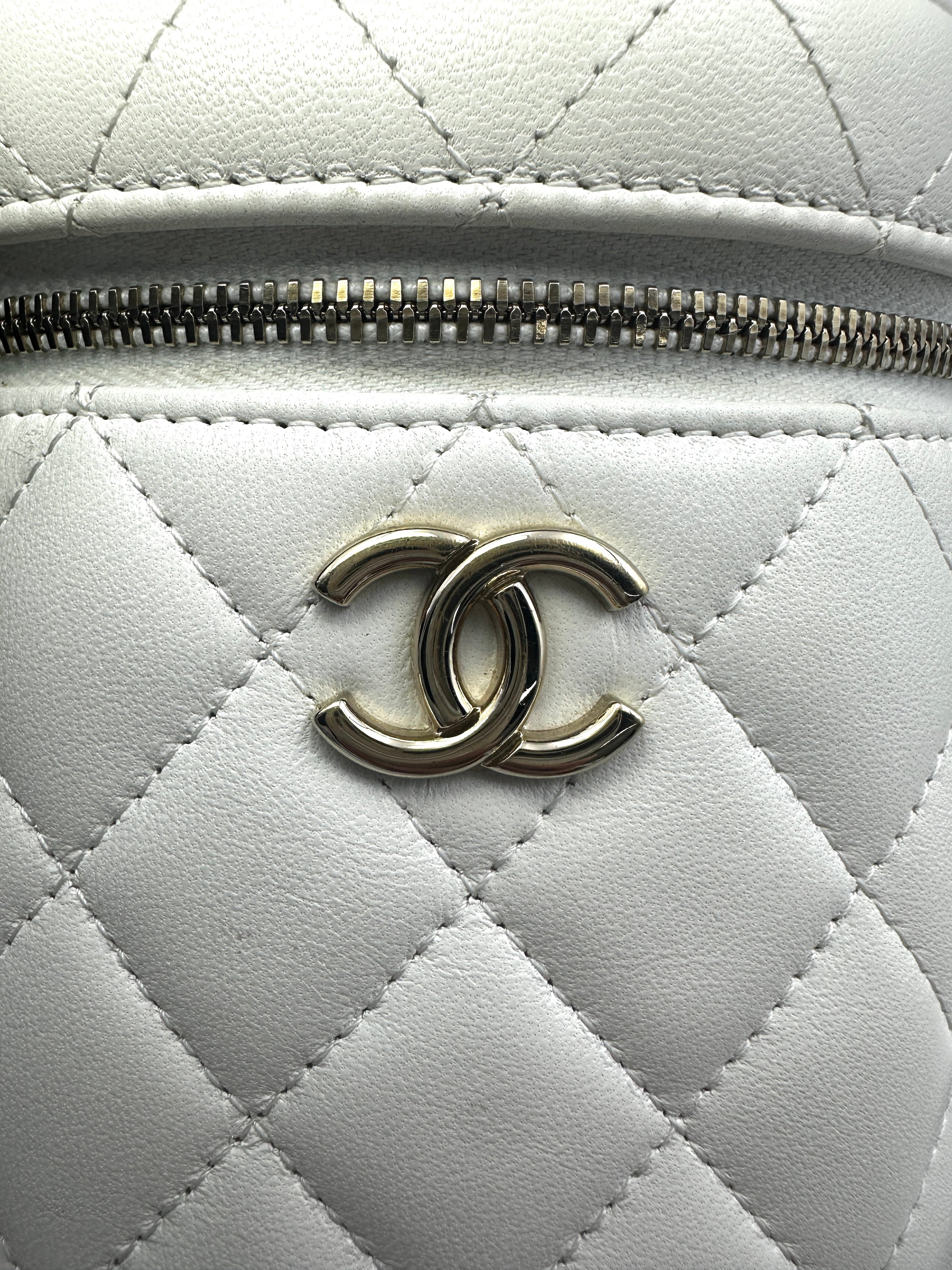 Chanel White Quilted Lambskin Large Size Vanity Case With Ruffled Top Handle(32***25) CC1582