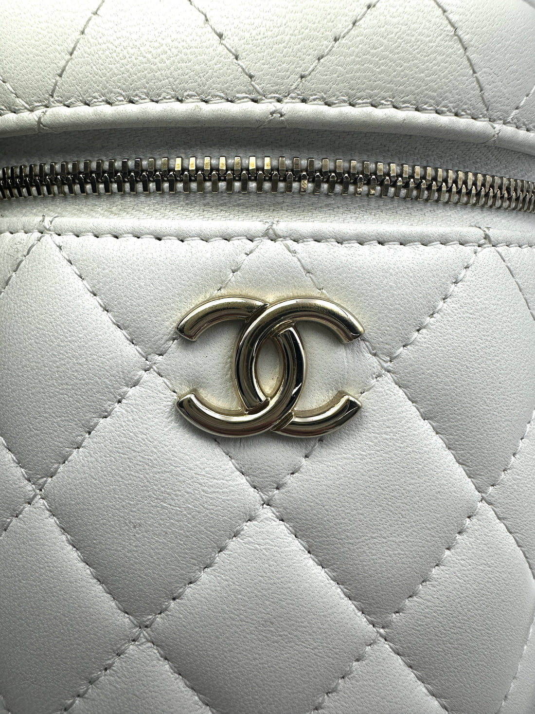 Chanel White Quilted Lambskin Large Size Vanity Case With Ruffled Top Handle(32***25) CC1582