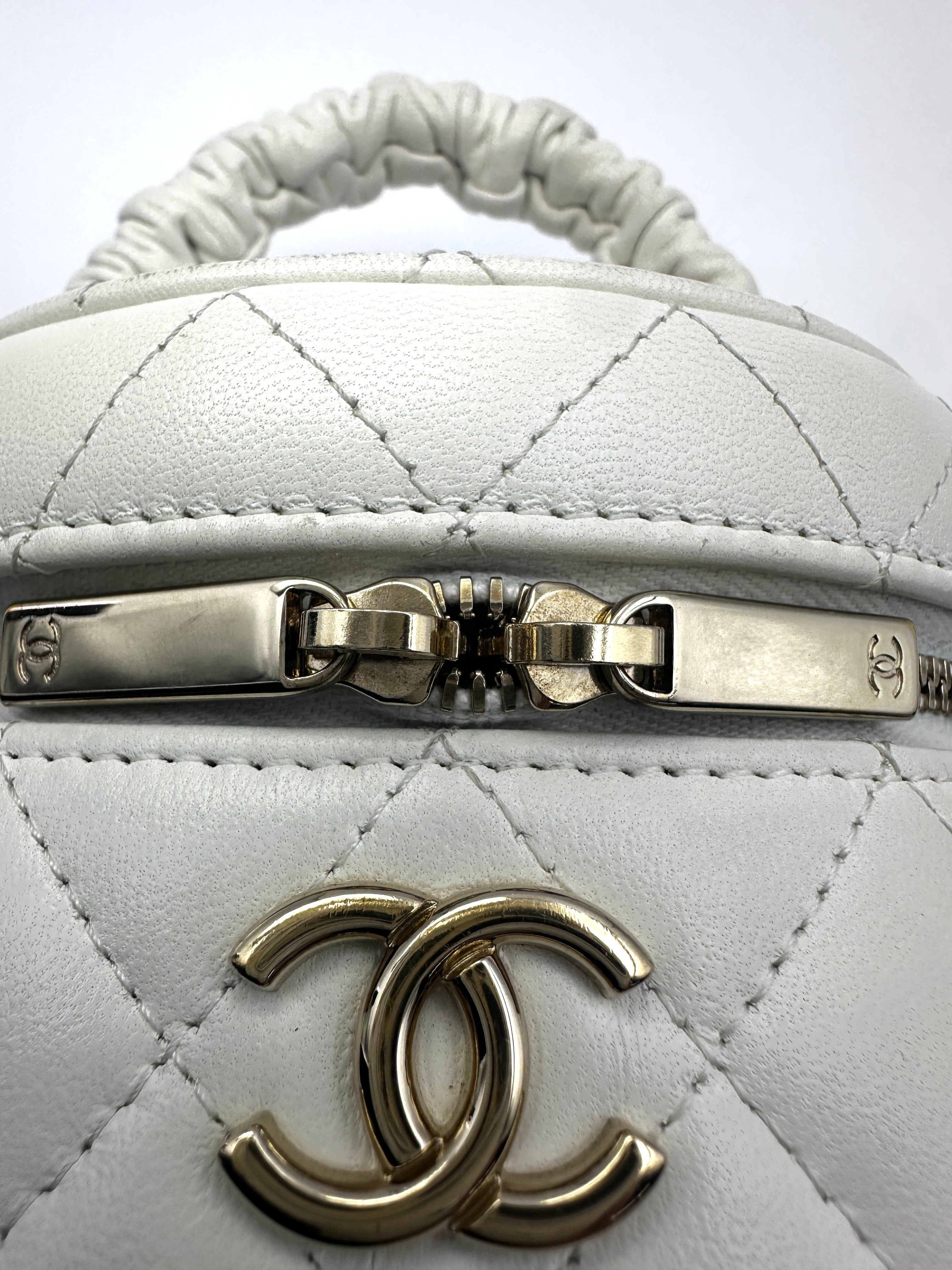 Chanel White Quilted Lambskin Large Size Vanity Case With Ruffled Top Handle(32***25) CC1582