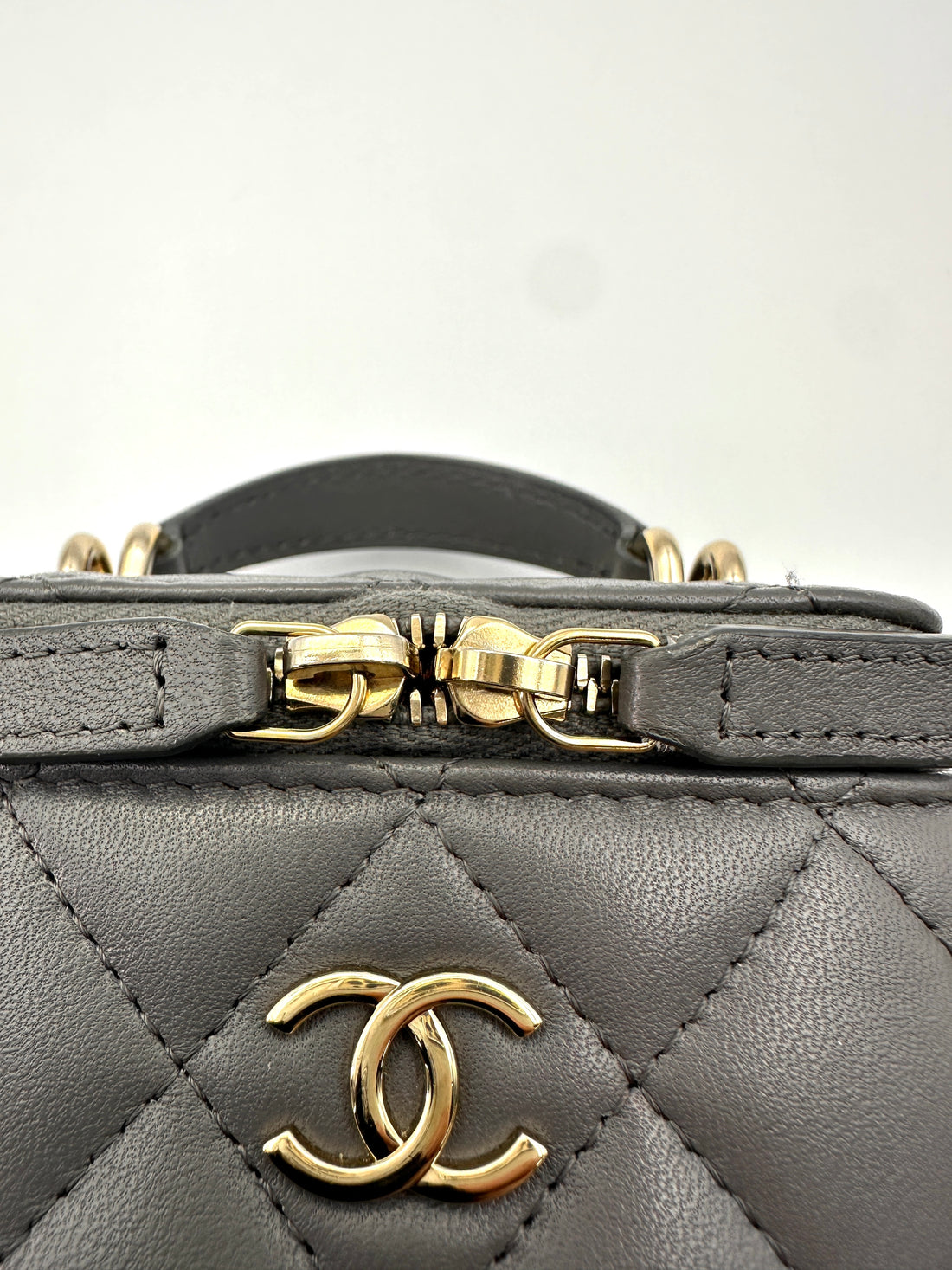 Chanel 22A Grey Quilted Leather Top Handle Vanity Case(UX***A4) CC1598