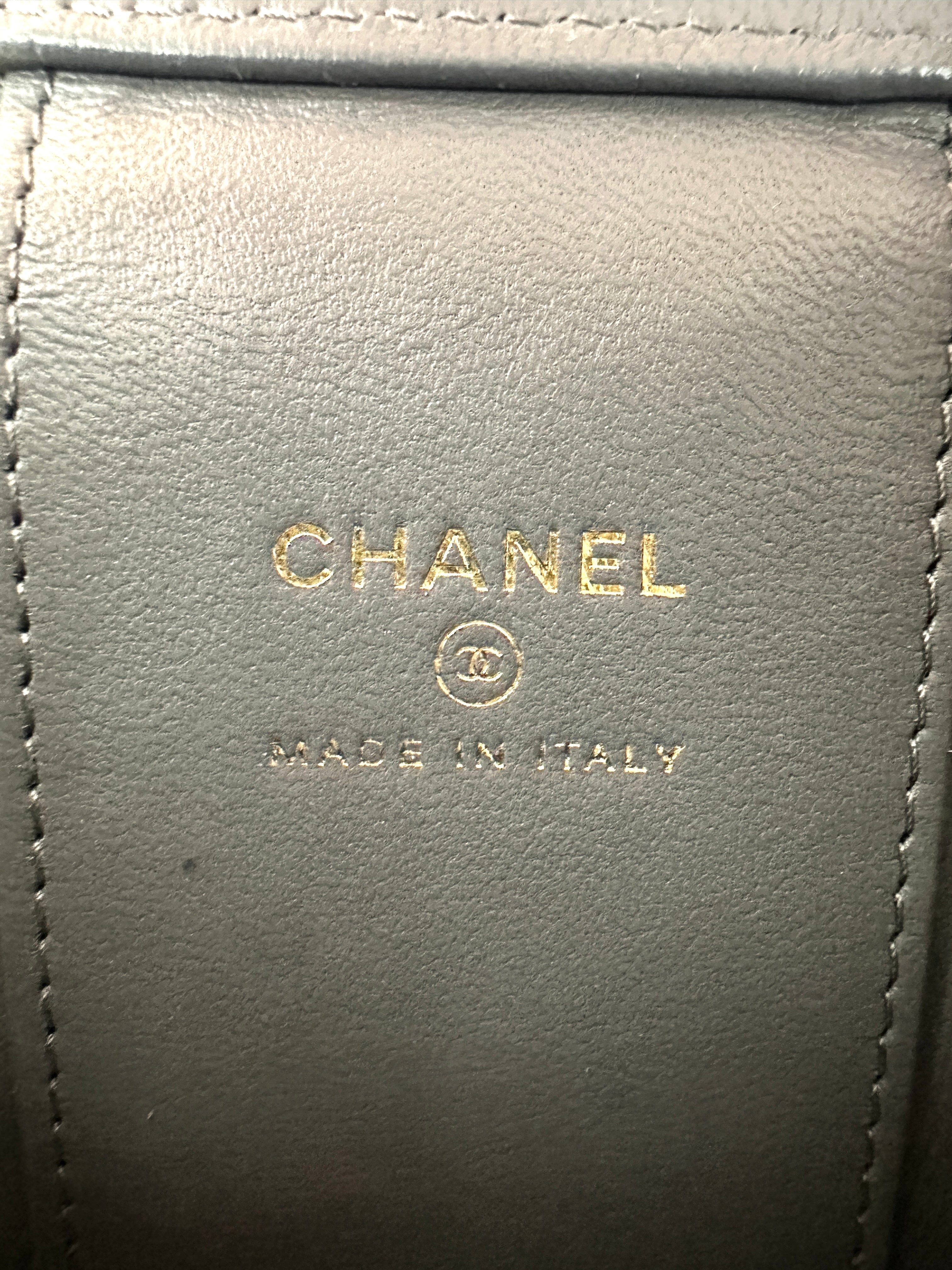 Chanel 22A Grey Quilted Leather Top Handle Vanity Case(UX***A4) CC1598