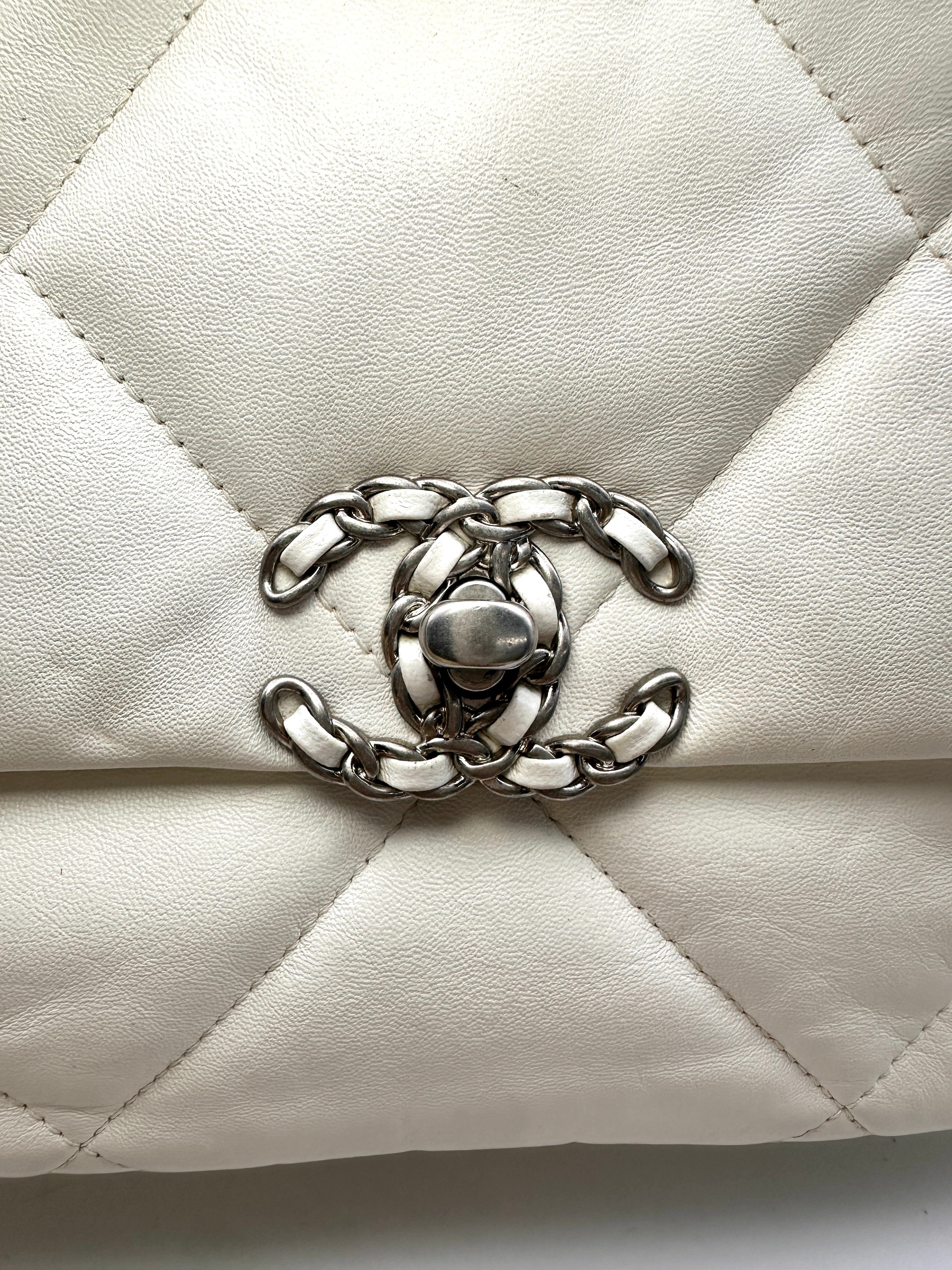 Chanel 19 White Quilted Leather Chain Shoulder Bag(U0***UA) CC1620