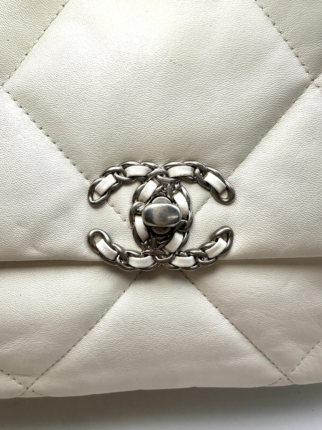 Chanel 19 White Quilted Leather Chain Shoulder Bag(U0***UA) CC1620