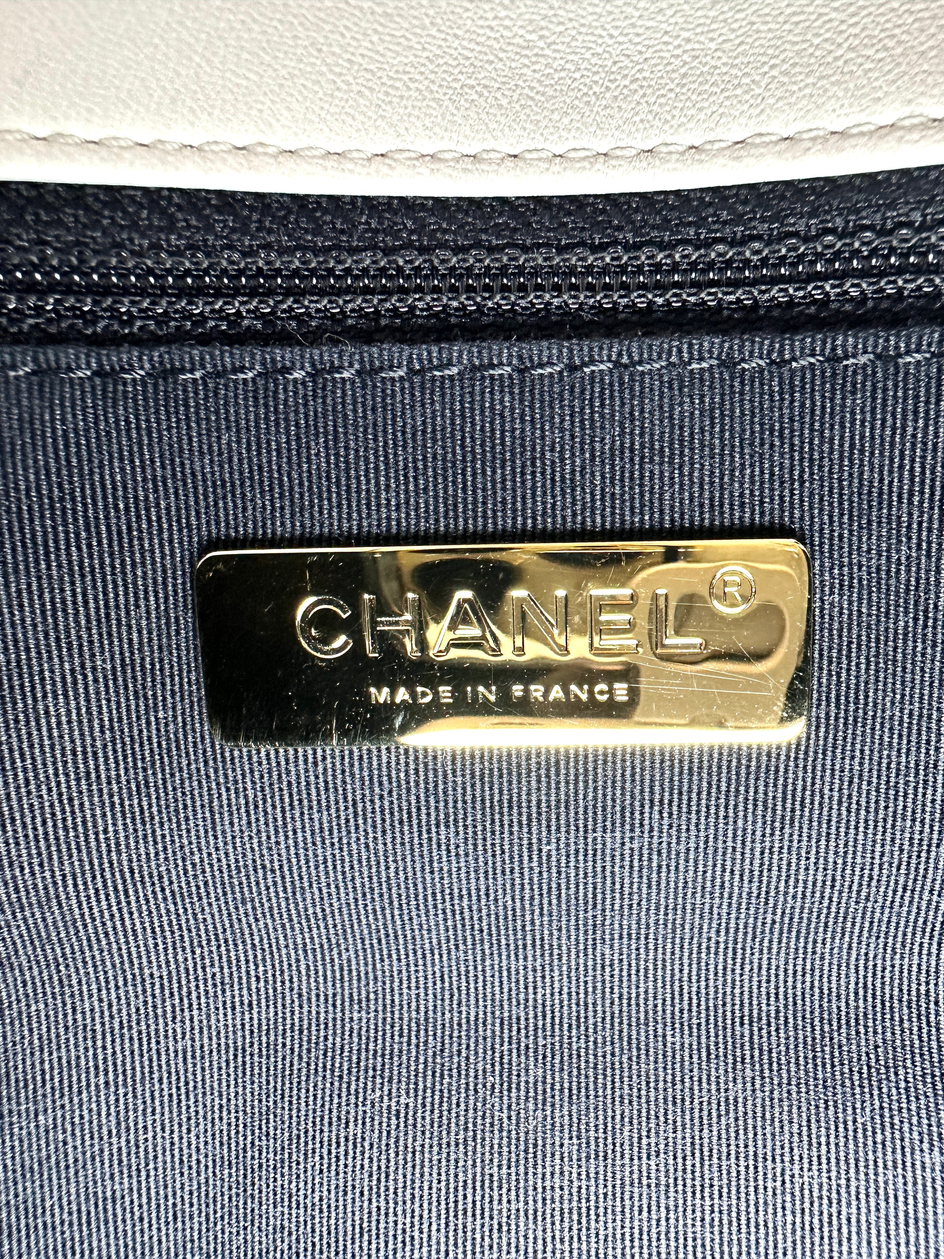 Chanel 19 White Quilted Leather Chain Shoulder Bag(U0***UA) CC1620