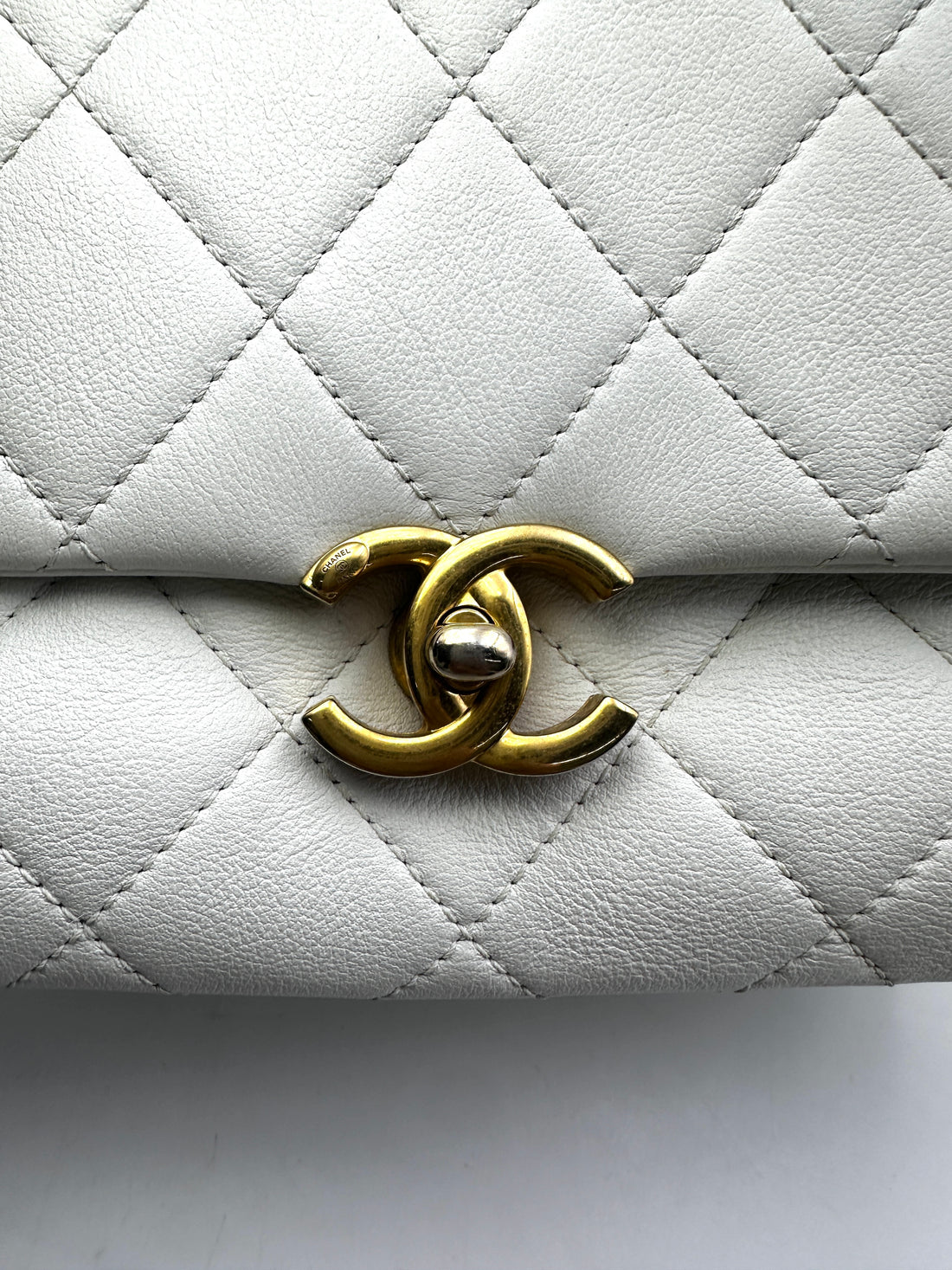 Chanel 23S White Quilted Leather Flap Bag With Gold Hardware(KA***9E) IRIS100