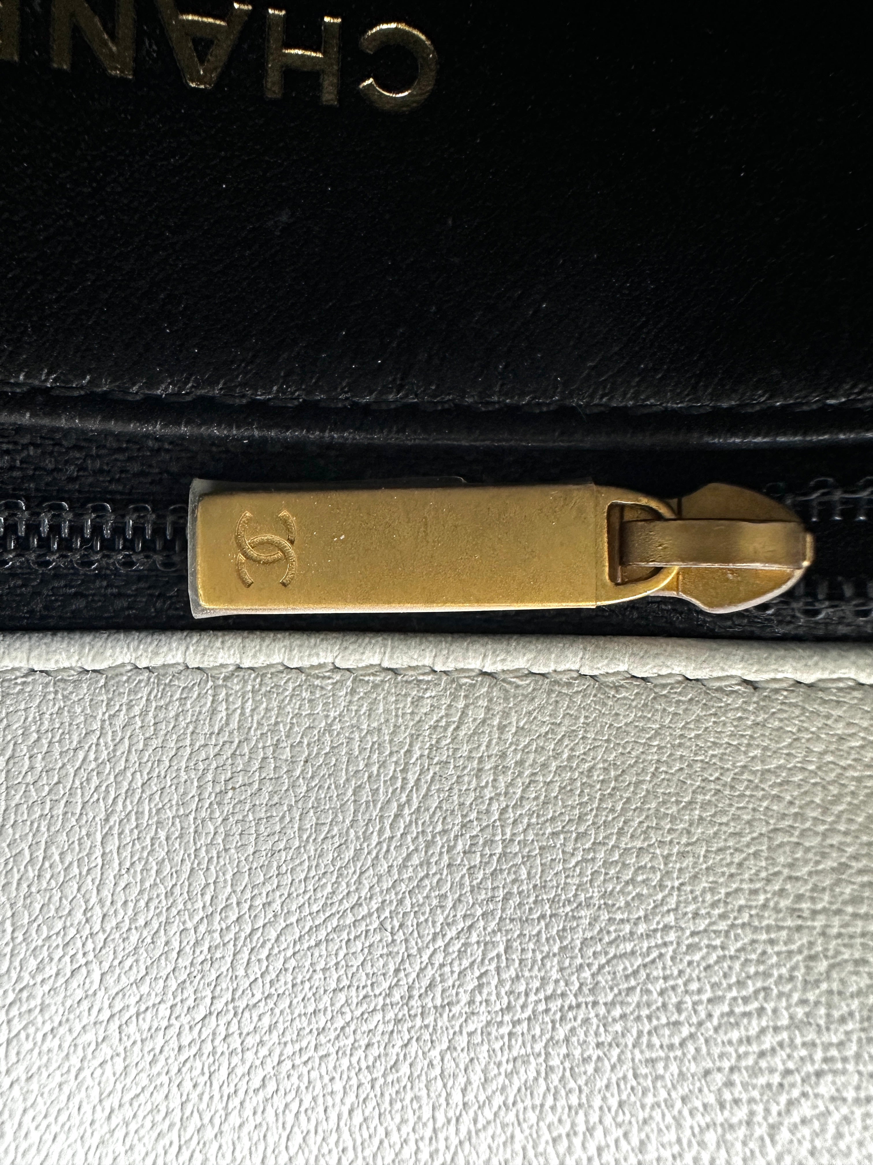 Chanel 23S White Quilted Leather Flap Bag With Gold Hardware(KA***9E) IRIS100