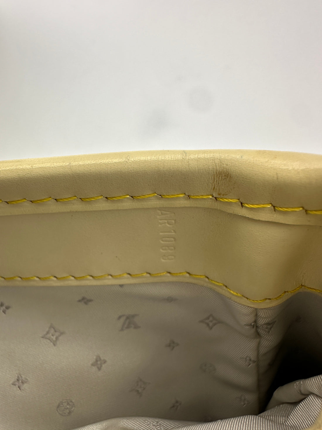 Louis Vuitton Suhali White Leather Shoulder Bag LV2294