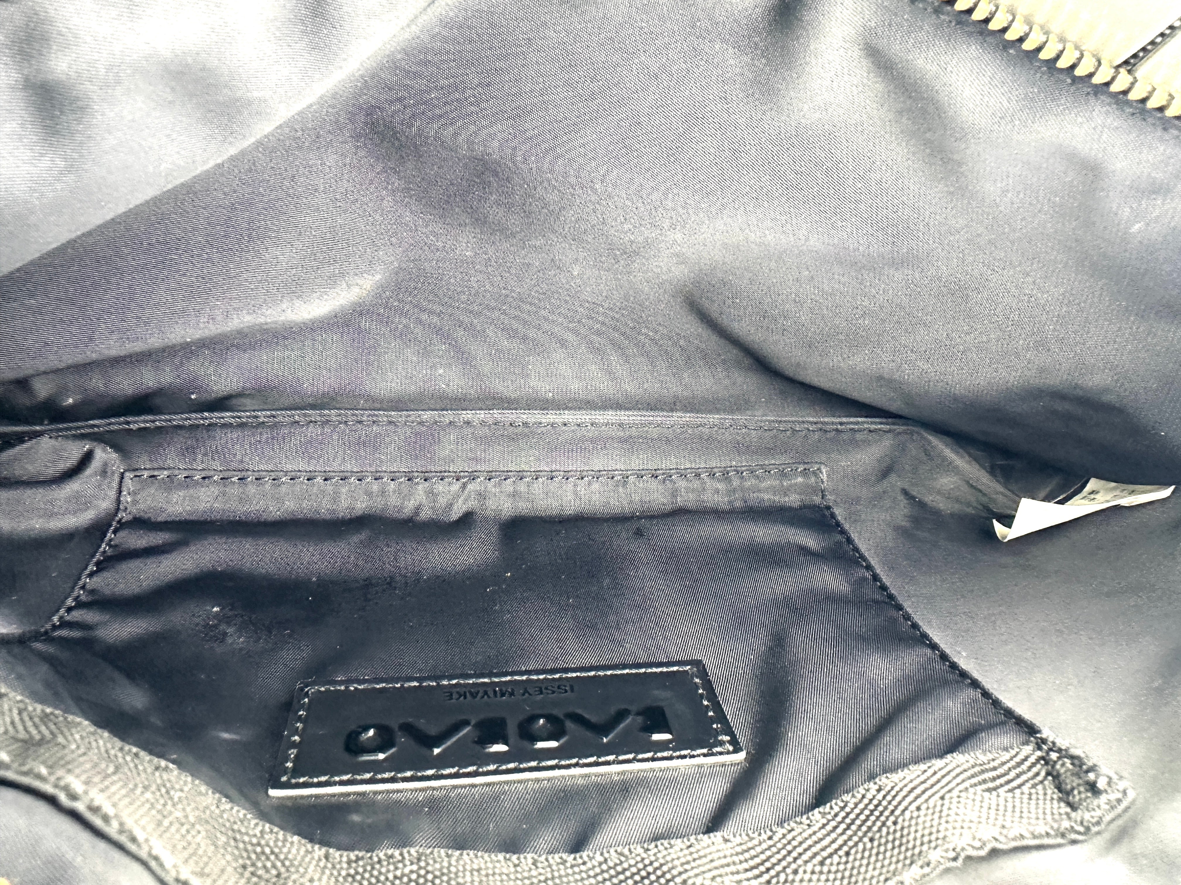 Issey Miyake Geometric-Patterned Metallic Shoulder Bag IM01