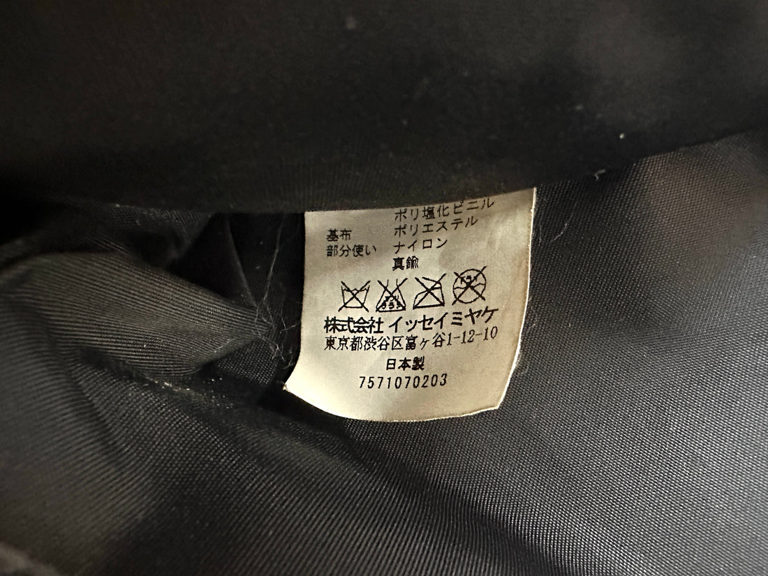 Issey Miyake Geometric-Patterned Metallic Shoulder Bag IM01