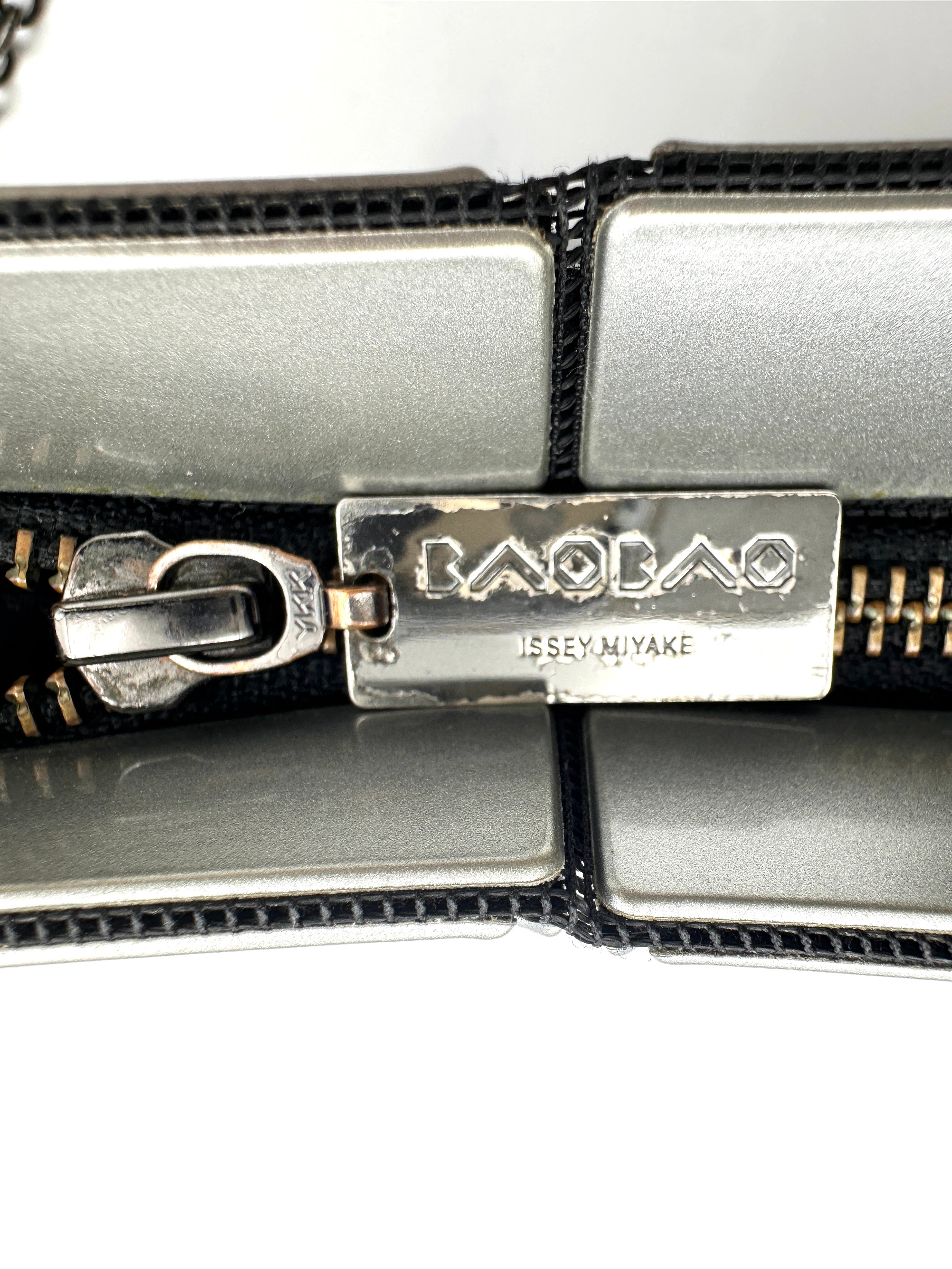 Issey Miyake Geometric-Patterned Metallic Shoulder Bag IM01
