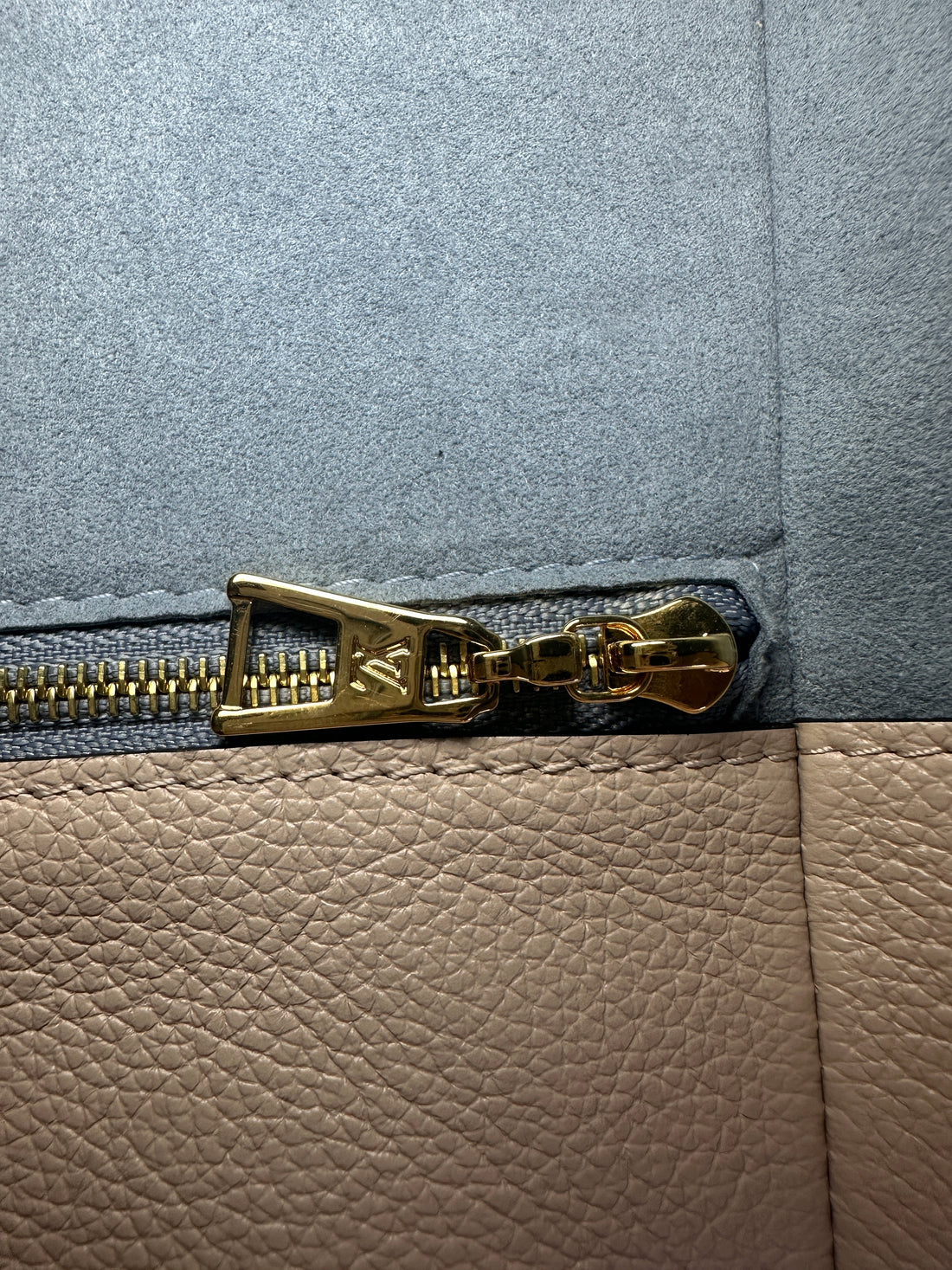 Louis Vuitton On My Side MM Beige Leather Tote Handle Bag LV2330