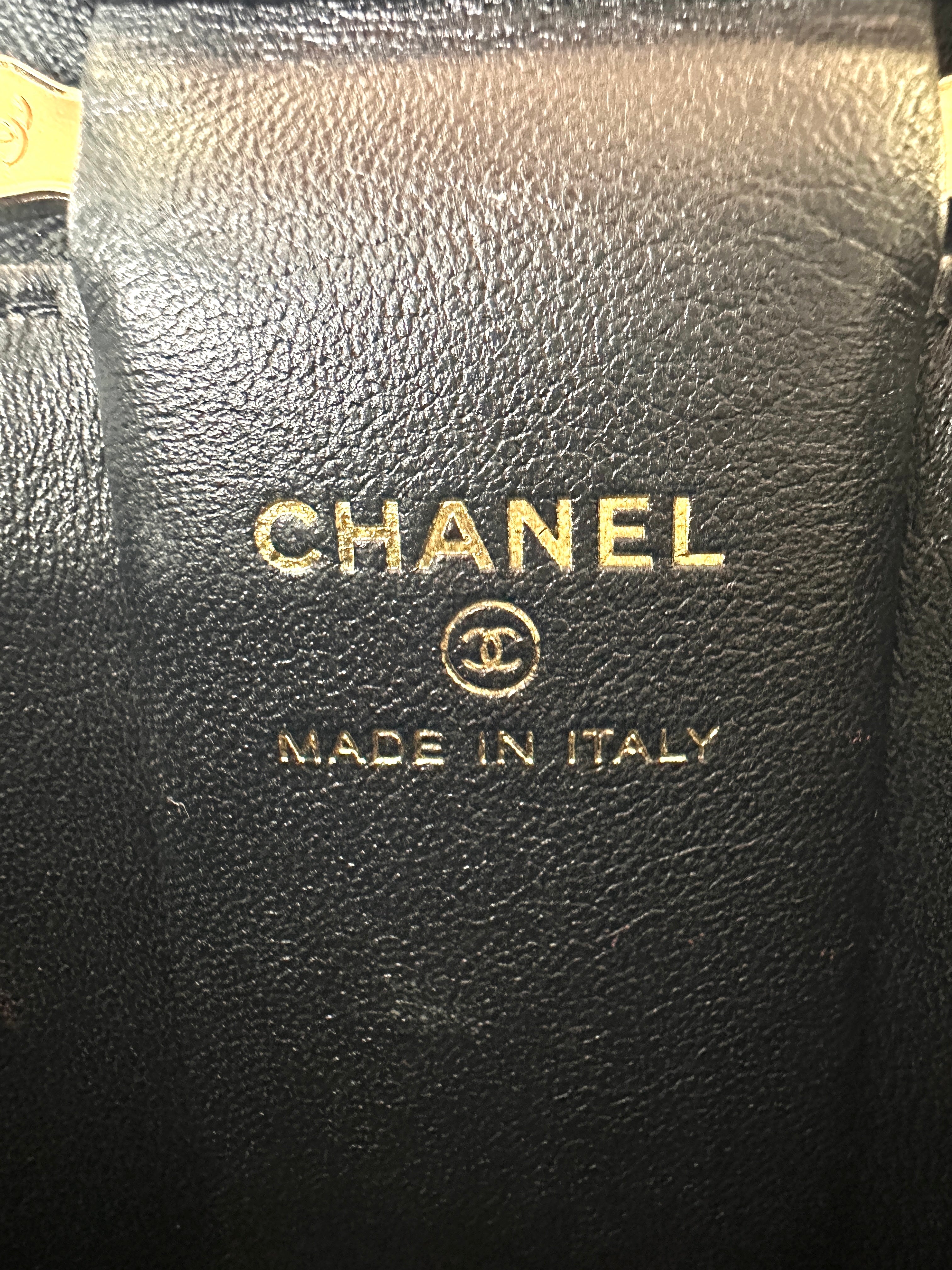 Chanel 22A Black Quilted Lambskin Bucket Bag With Gold Hardware(G4***18) CC1662