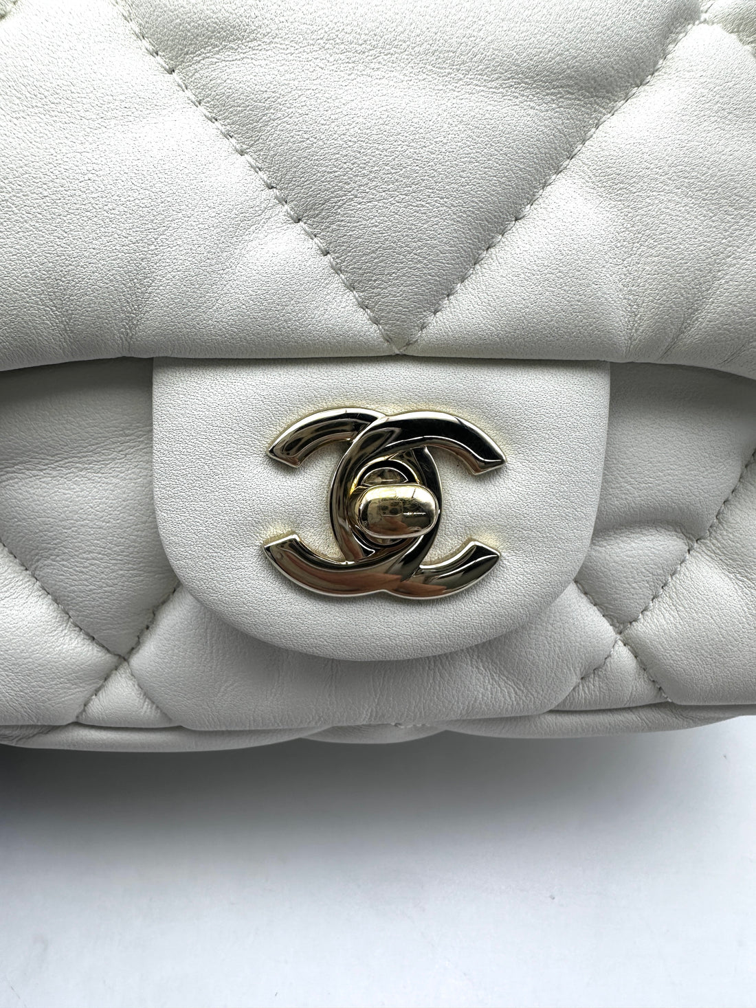 Chanel Bubbly White Quilted Leather Flap Bag(30***09) CC1684