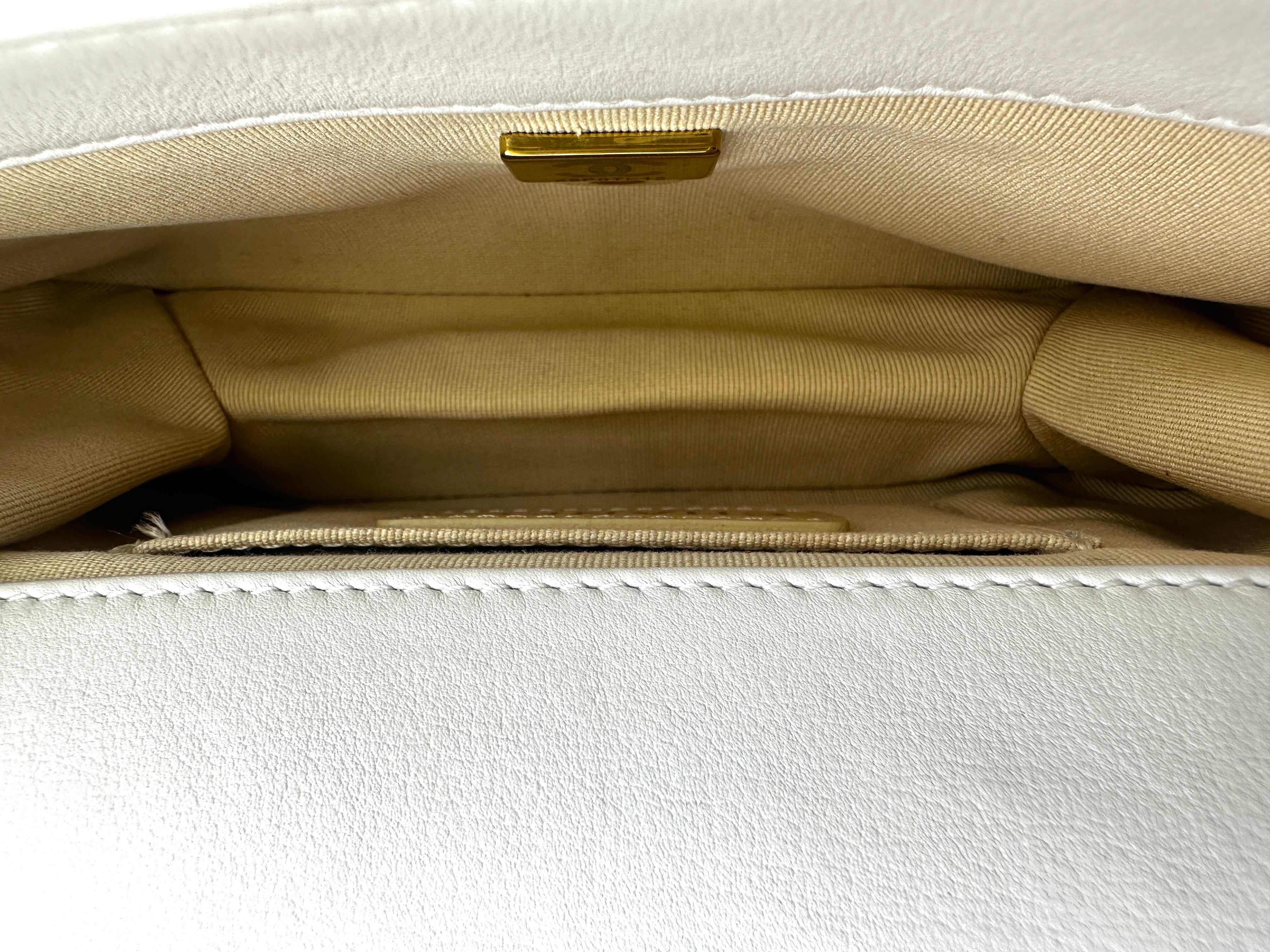 Chanel 22S White Quilted Leather Chain Top Handle Flap Bag With Gold Hardware(X6***12) IRIS128