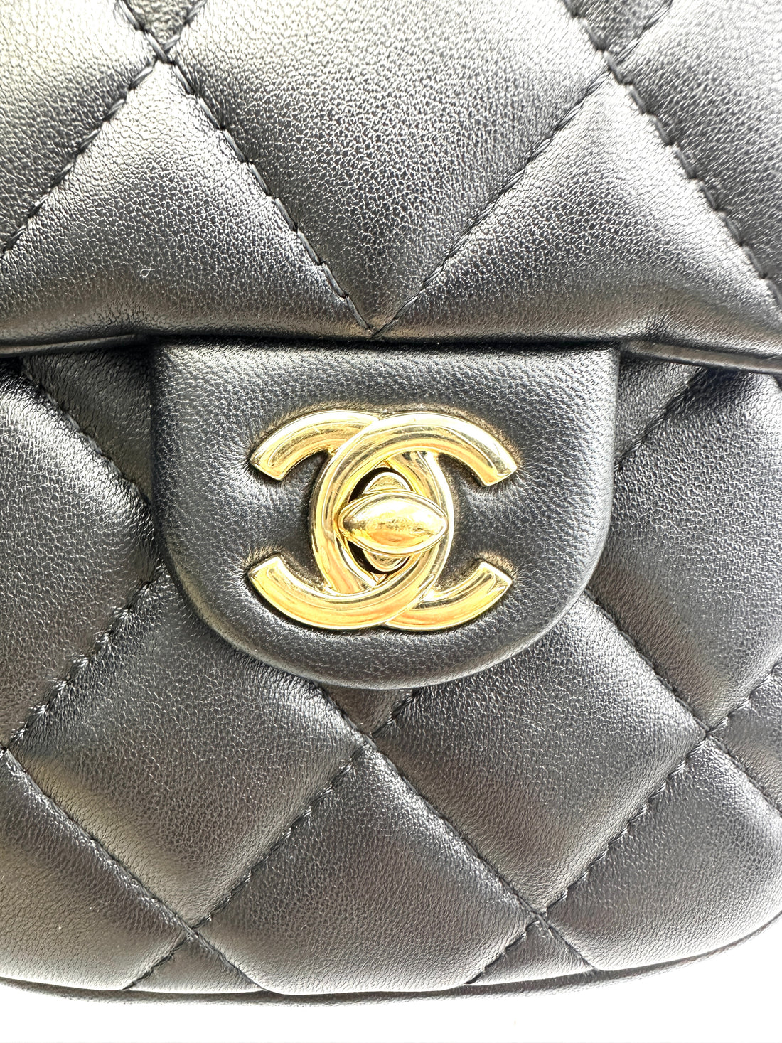 Chanel 20P Black Quilted Leather Phone Holder With Pearl Chain(29***77) CC1694