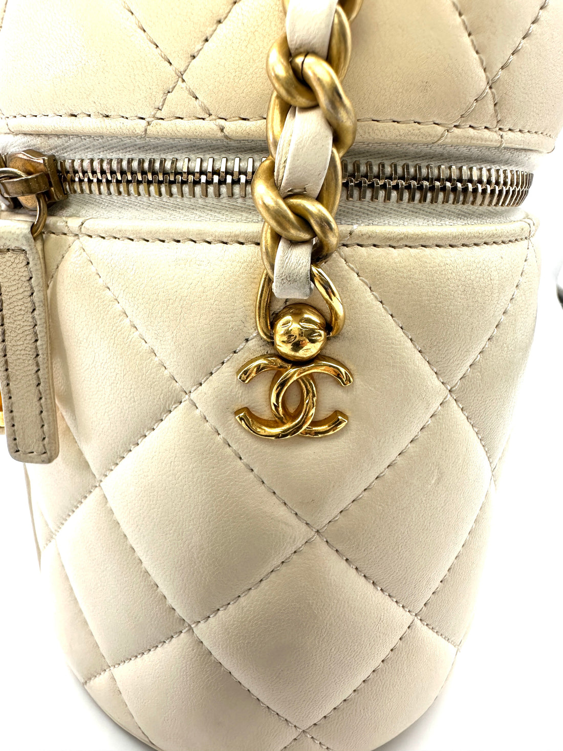 Chanel 21B White Quilted Leather Vanity Case With Gold Hardware(T3***AG) IRIS136