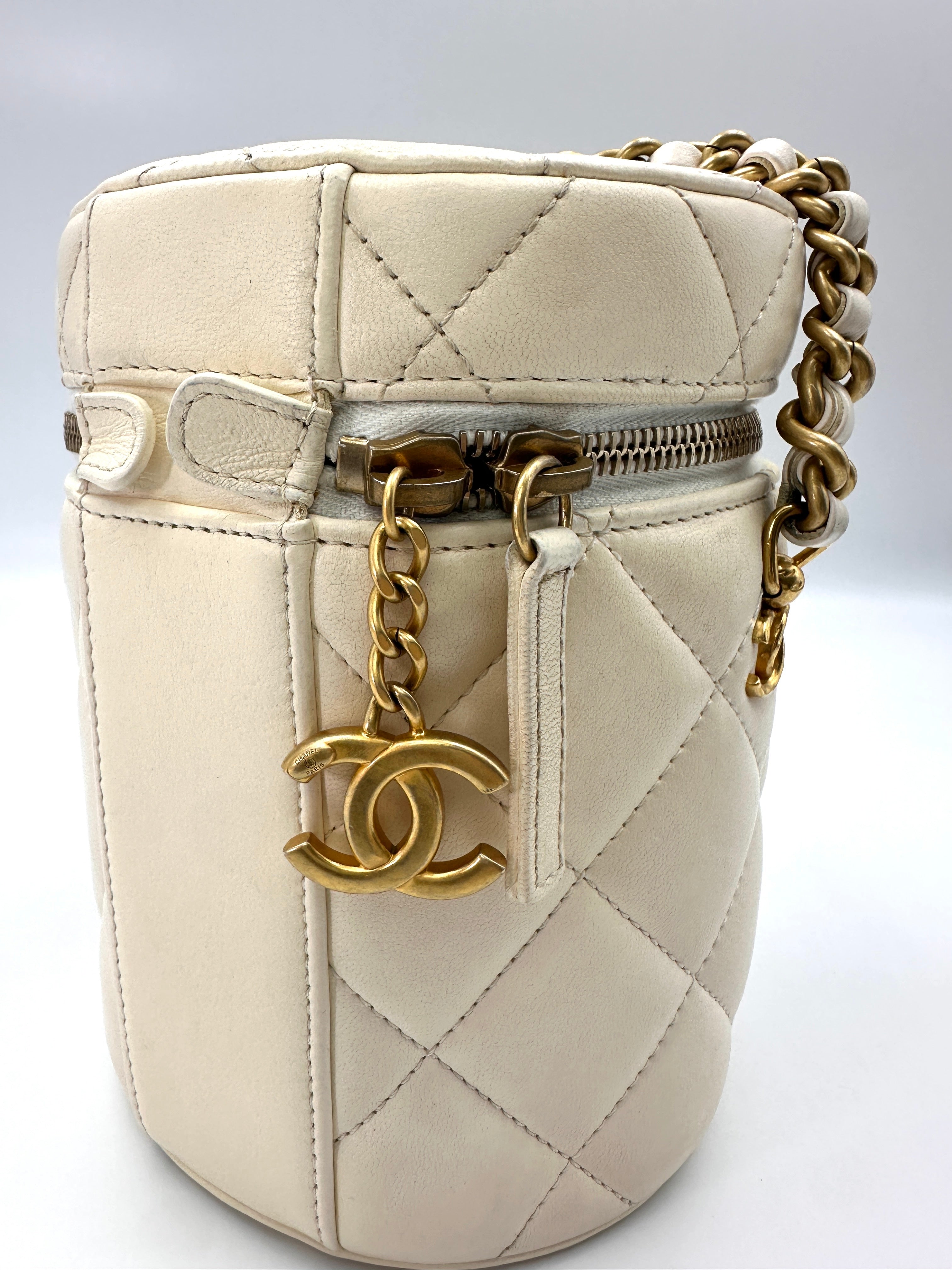 Chanel 21B White Quilted Leather Vanity Case With Gold Hardware(T3***AG) IRIS136