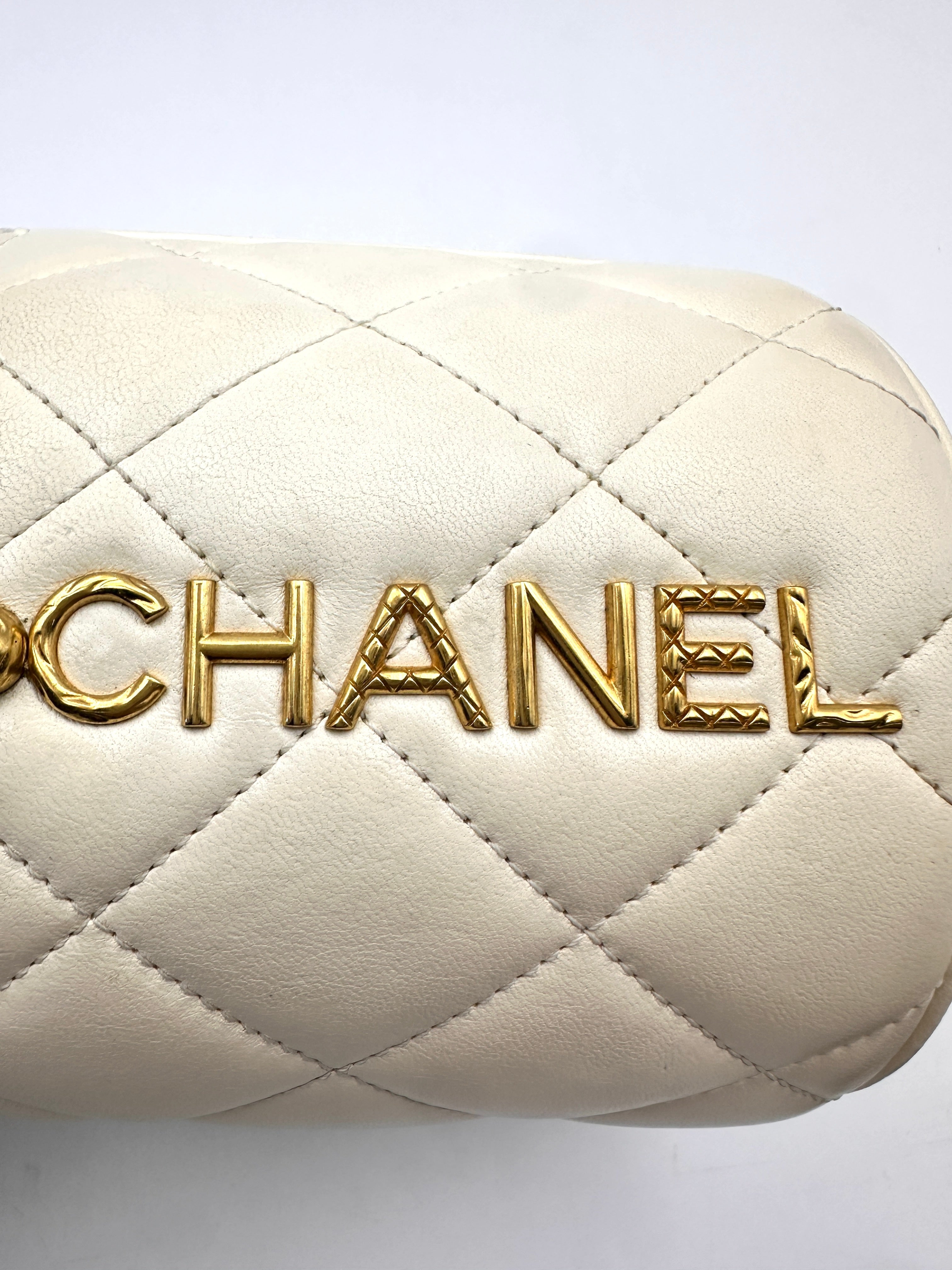 Chanel 21B White Quilted Leather Vanity Case With Gold Hardware(T3***AG) IRIS136