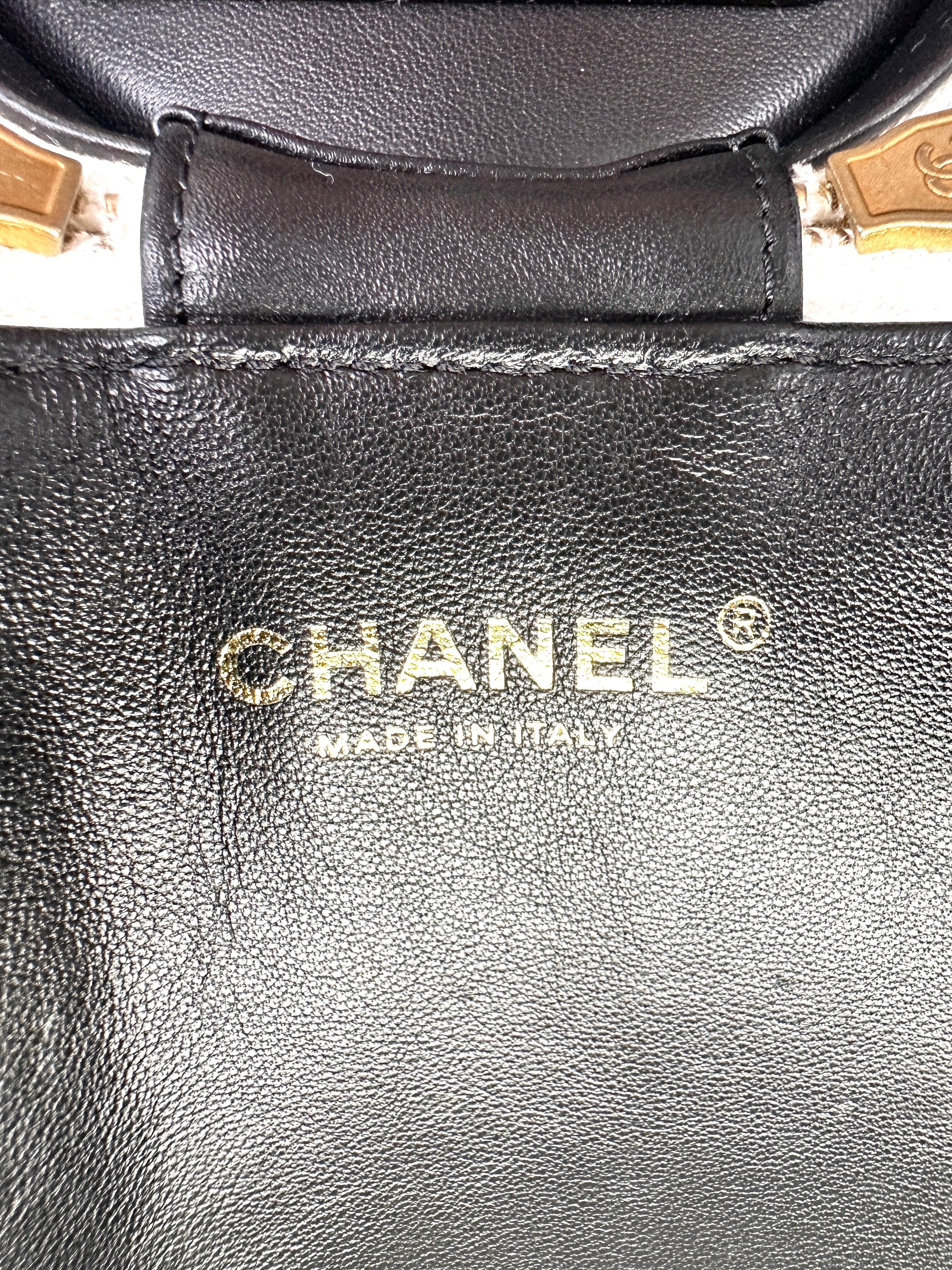 Chanel 21B White Quilted Leather Vanity Case With Gold Hardware(T3***AG) IRIS136