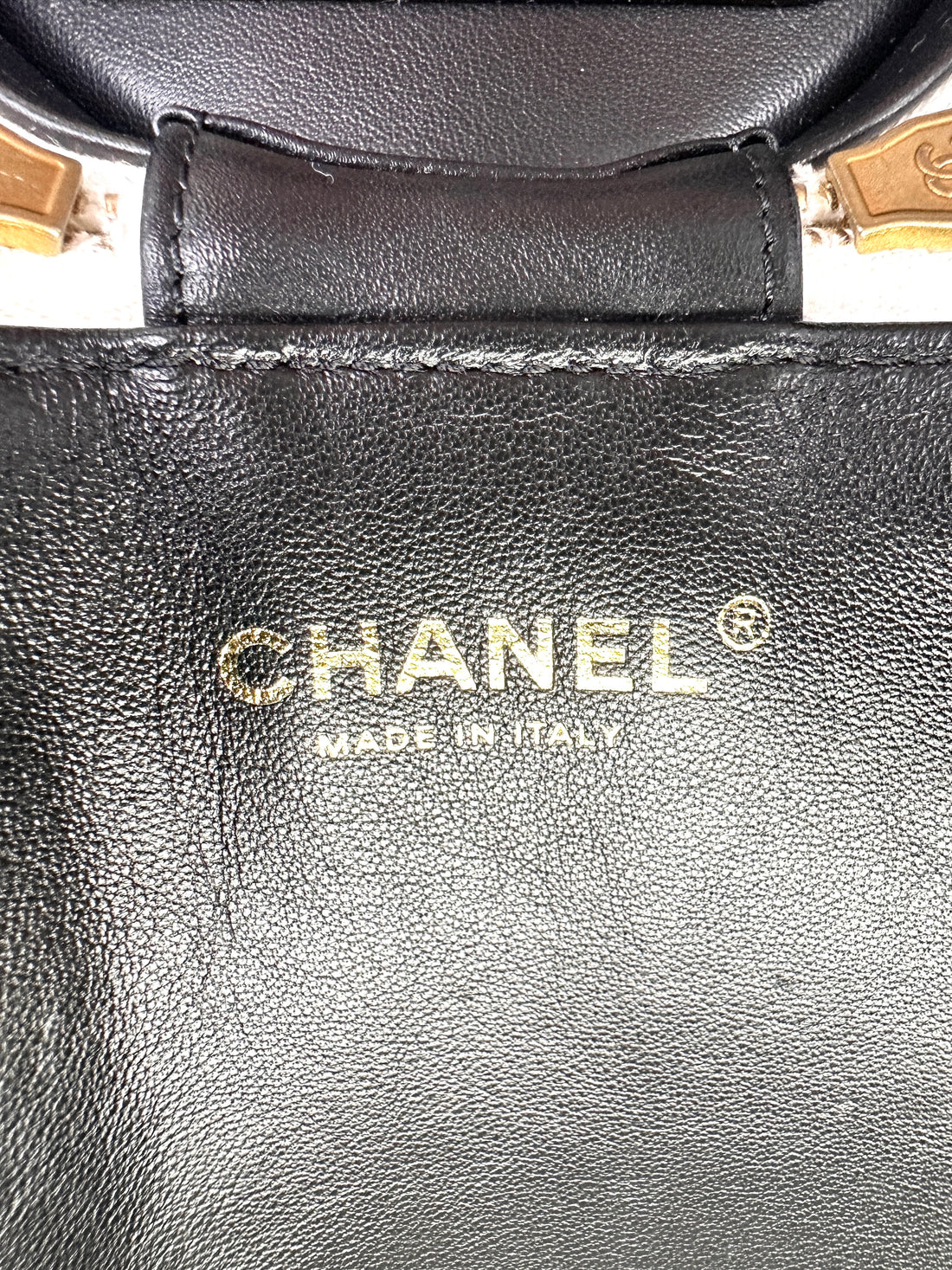 Chanel 21B White Quilted Leather Vanity Case With Gold Hardware(T3***AG) IRIS136