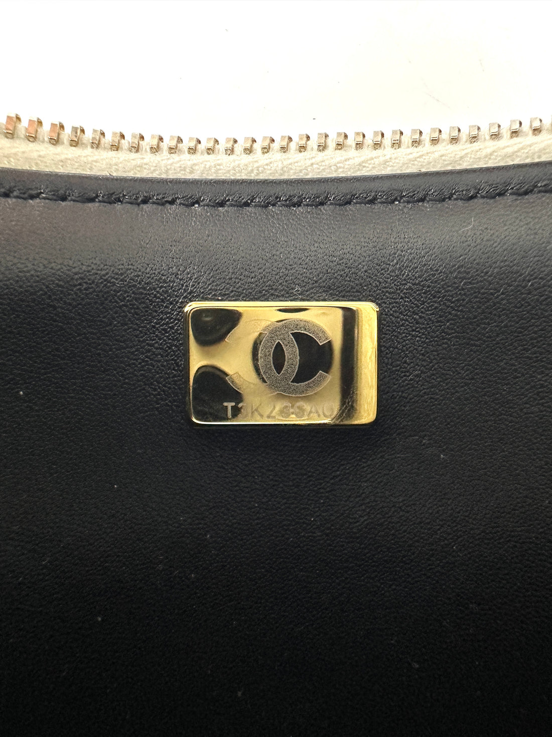 Chanel 21B White Quilted Leather Vanity Case With Gold Hardware(T3***AG) IRIS136