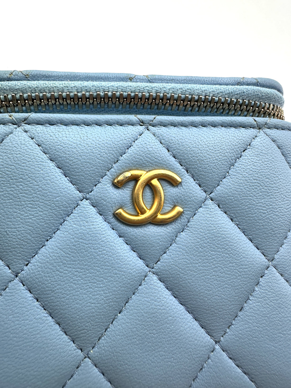 Chanel 22S Blue Quited Lambskin Vanity Case With Gold Hardware(31***39) CC1722