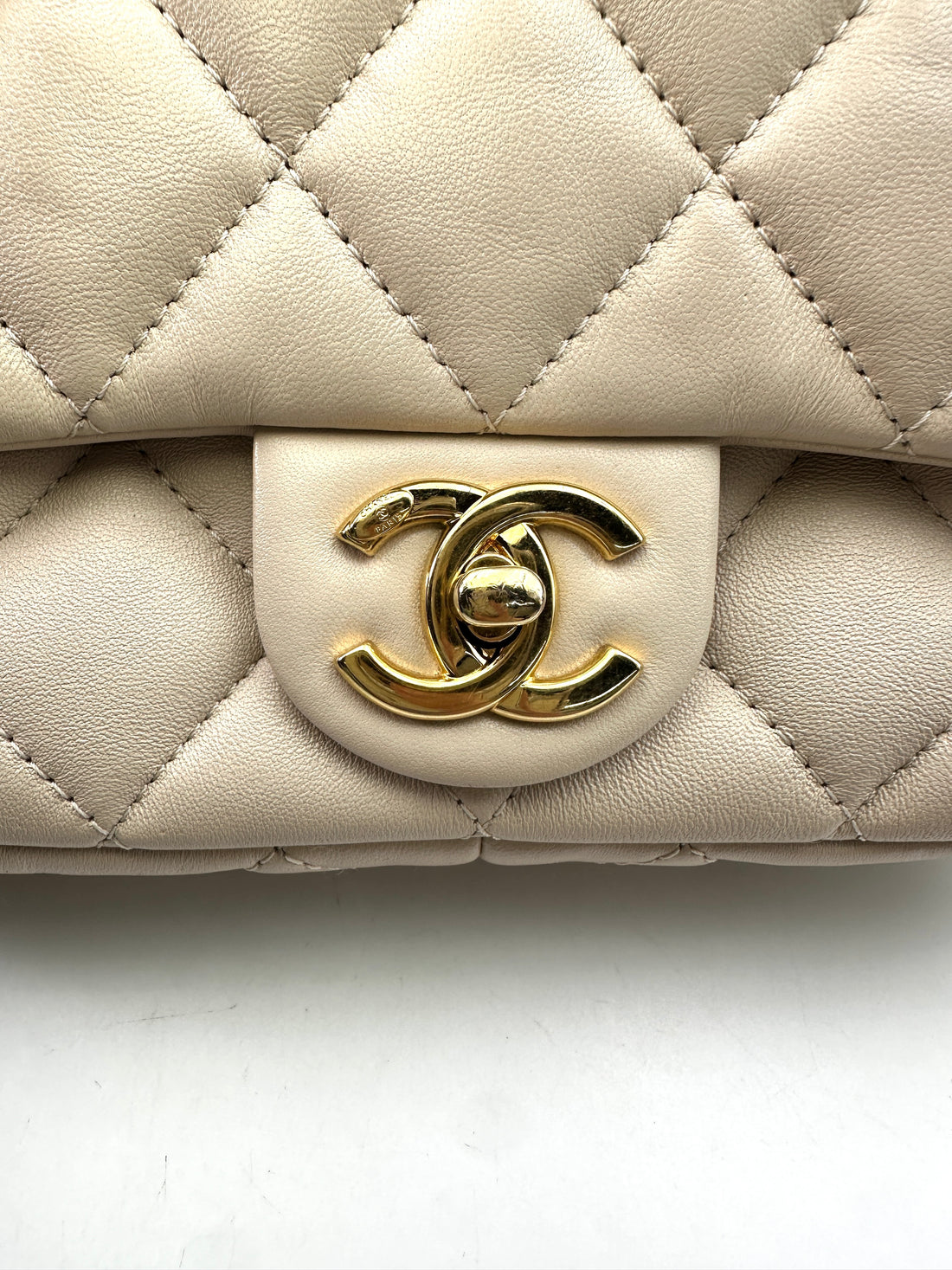 Chanel 23P Beige Quilted Leather Flap Bag With Gold Hardware(J8***31) IRIS144