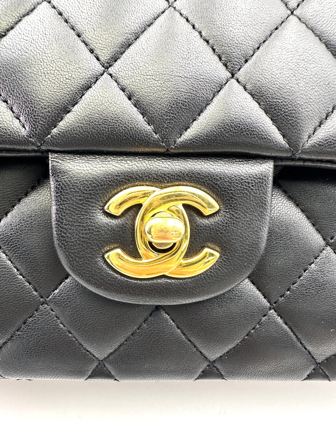 Chanel Classic Flap Black Quilted Lambskin Medium Size Shoulder Bag(13***24) IRIS151