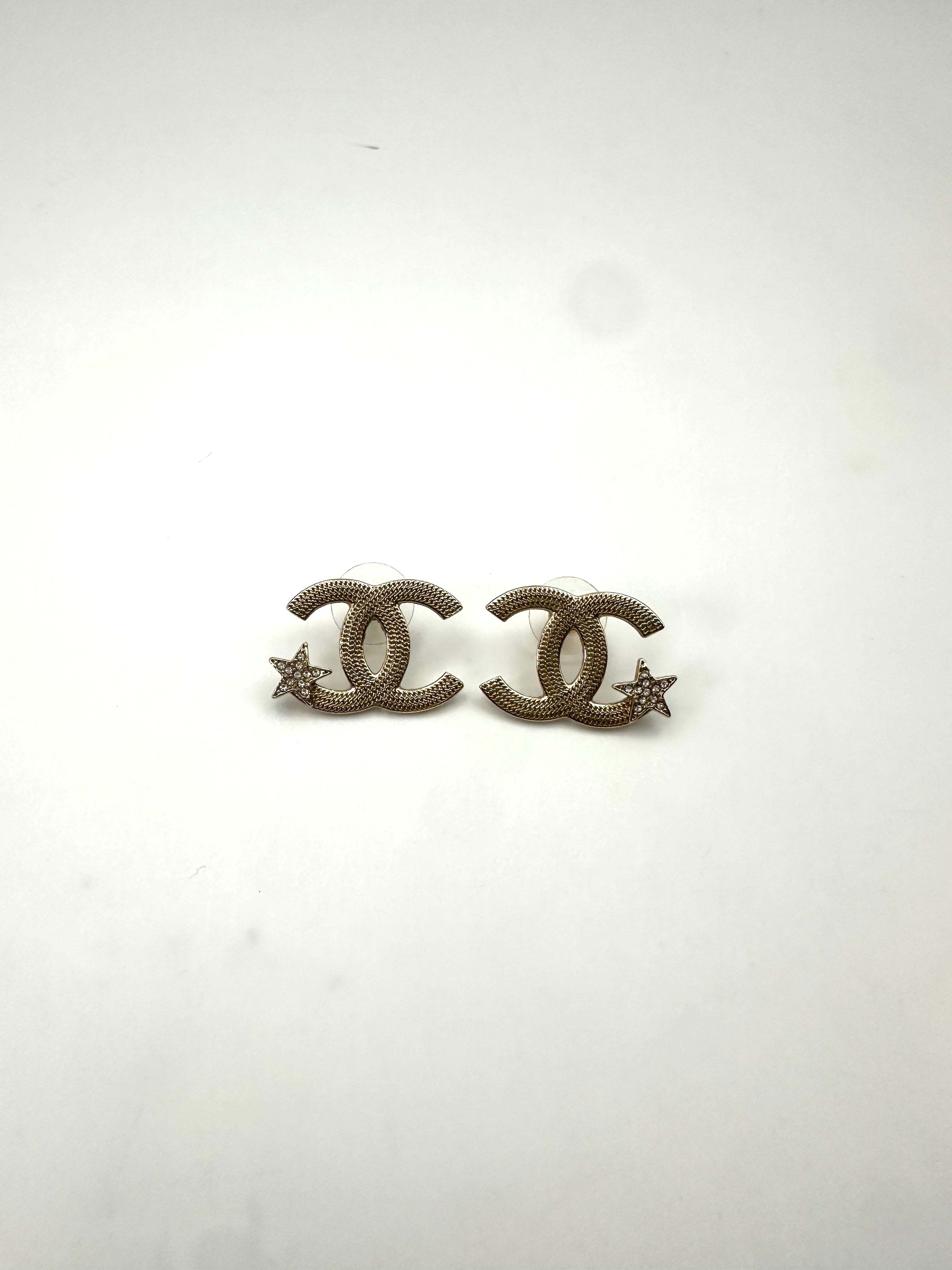 Chanel 23B Gold CC Logo Star Crystal Embellished Earrings CC1745