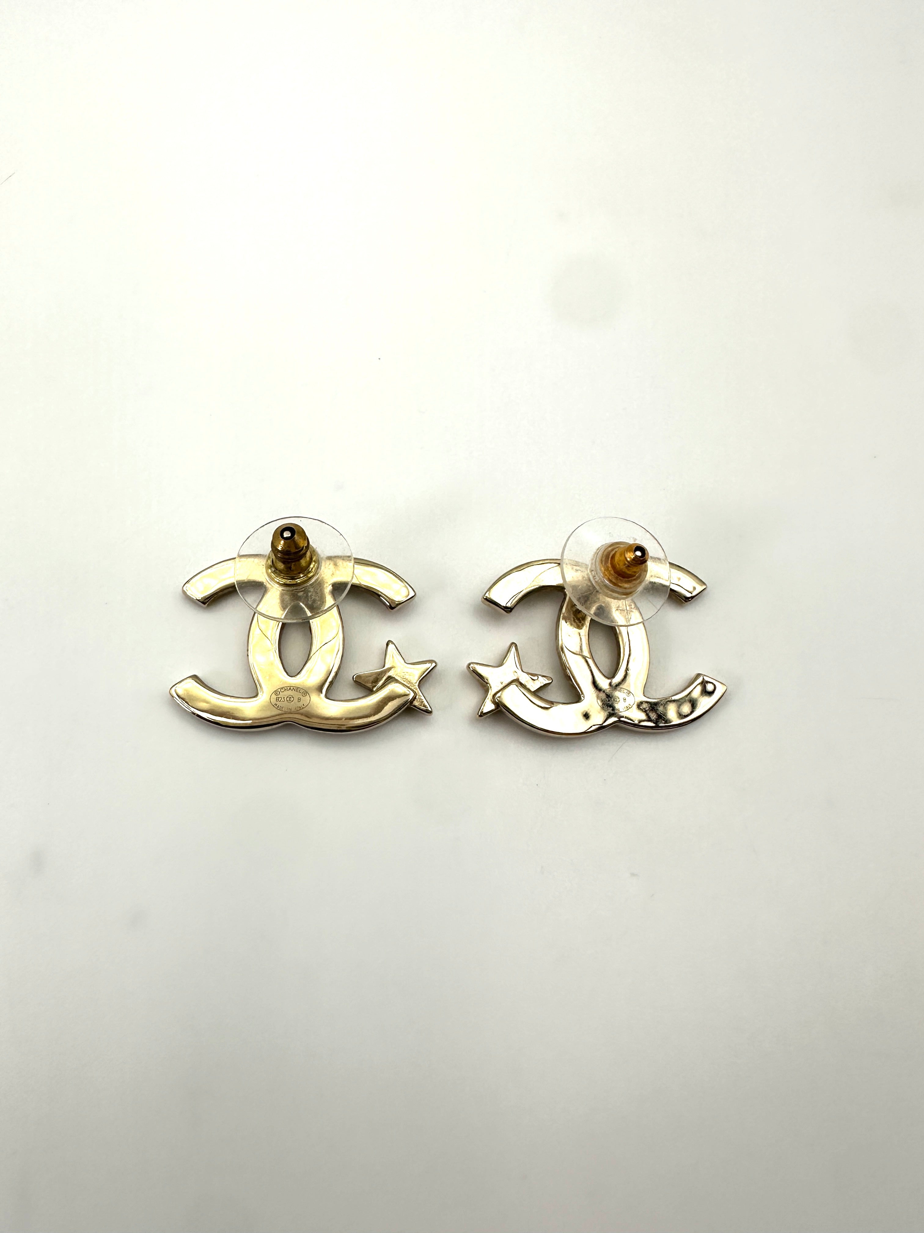 Chanel 23B Gold CC Logo Star Crystal Embellished Earrings CC1745