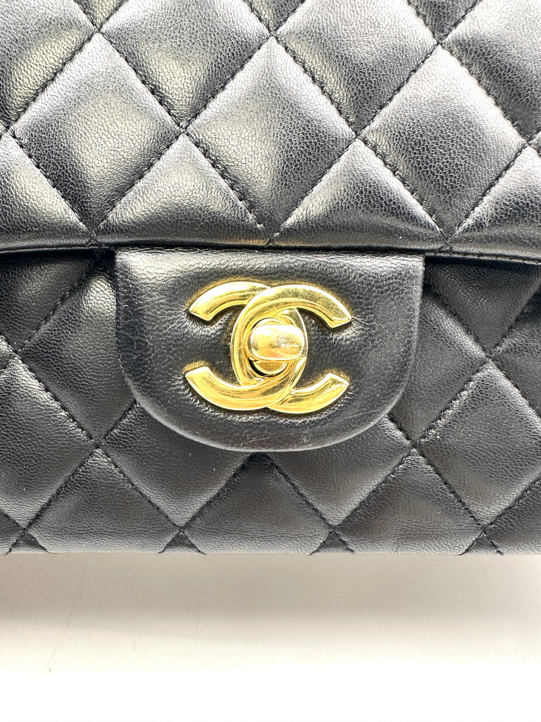 Chanel Classic Flap Black Quilted Lambskin Medium Size Shoulder Bag(25***88) CC1750