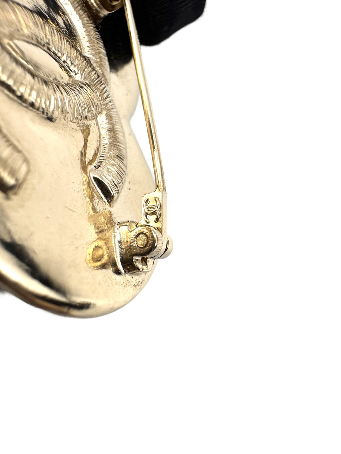 Chanel 21K Black/Gold Metal CC Heart Brooch CC1772