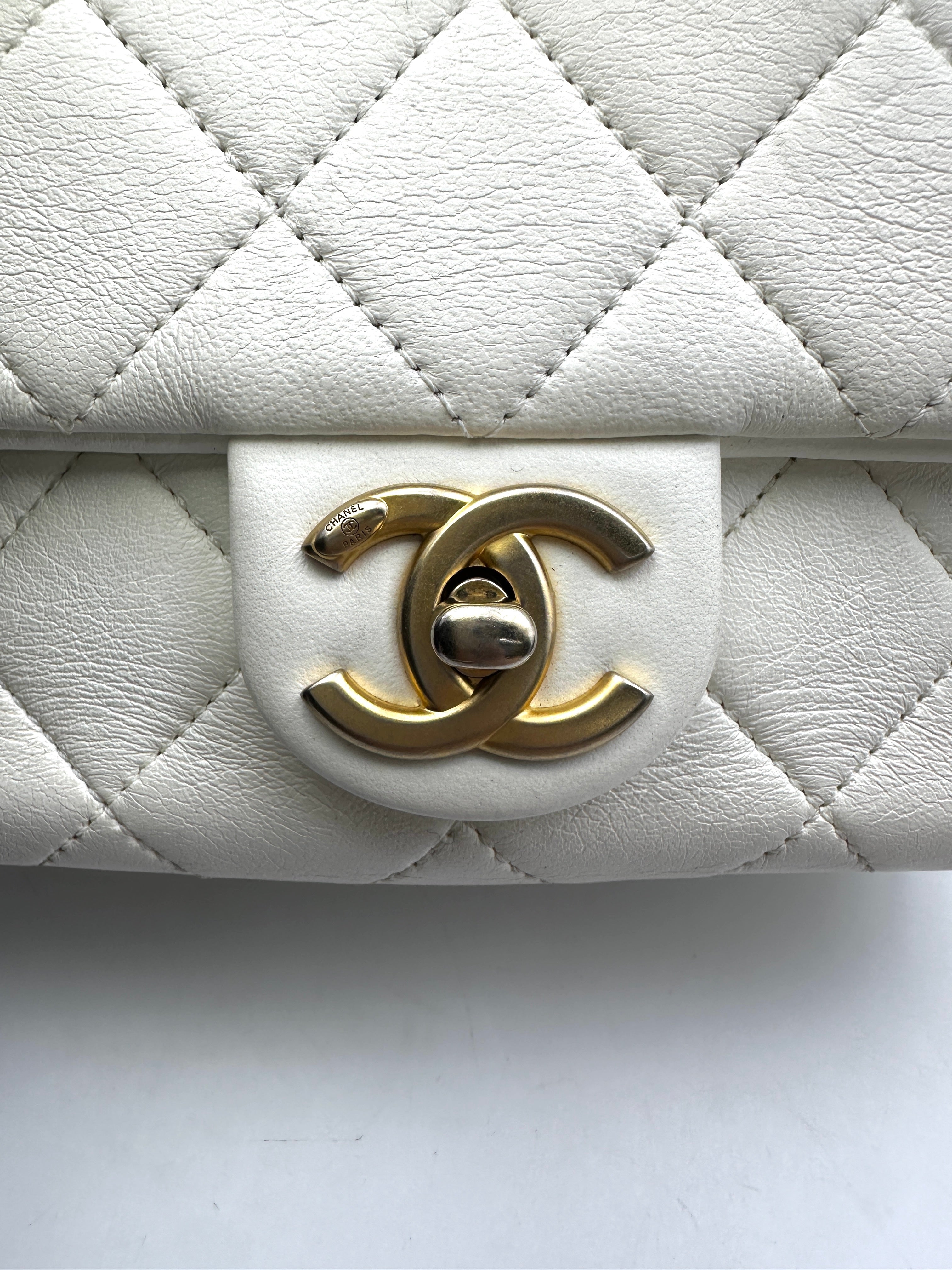 Chanel 22P White Quilted Lambskin Flap Bag With Heart Pearl Crush(C4***99) CC1777