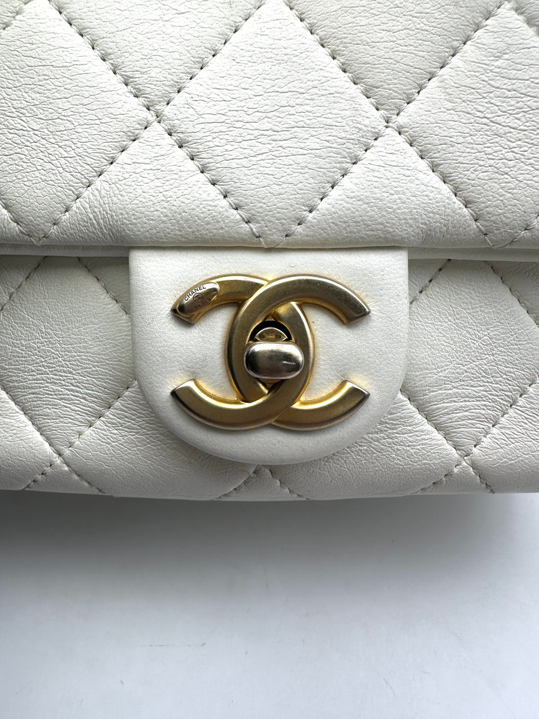 Chanel 22P White Quilted Lambskin Flap Bag With Heart Pearl Crush(C4***99) CC1777