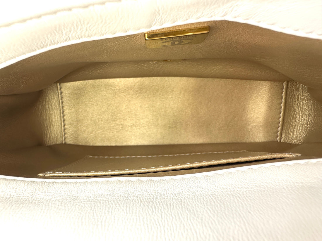 Chanel 22P White Quilted Lambskin Flap Bag With Heart Pearl Crush(C4***99) CC1777